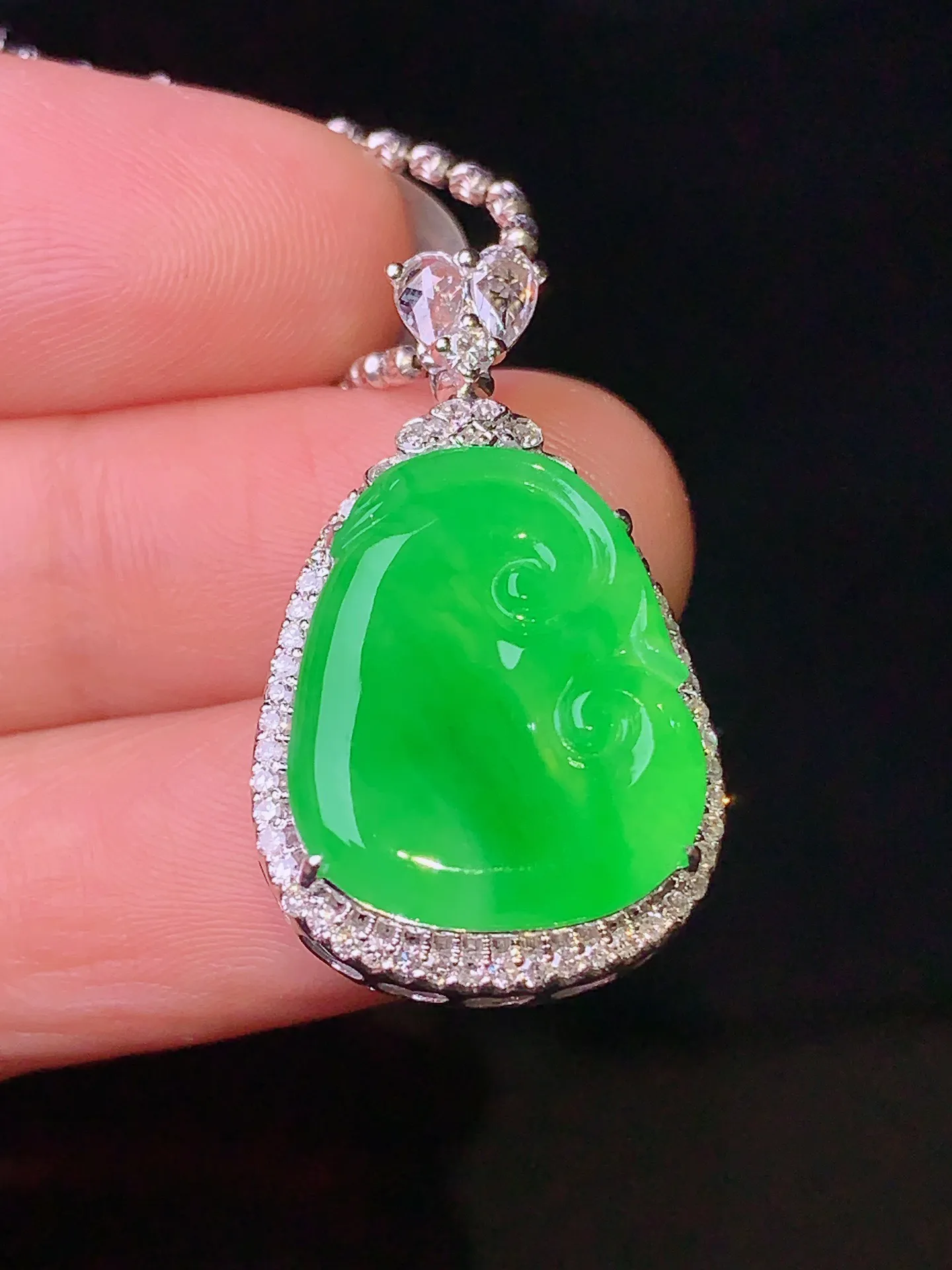 18k金钻镶嵌翠绿如意吊坠 玉质细腻 色泽艳丽 整体尺寸28*16.6*9.6