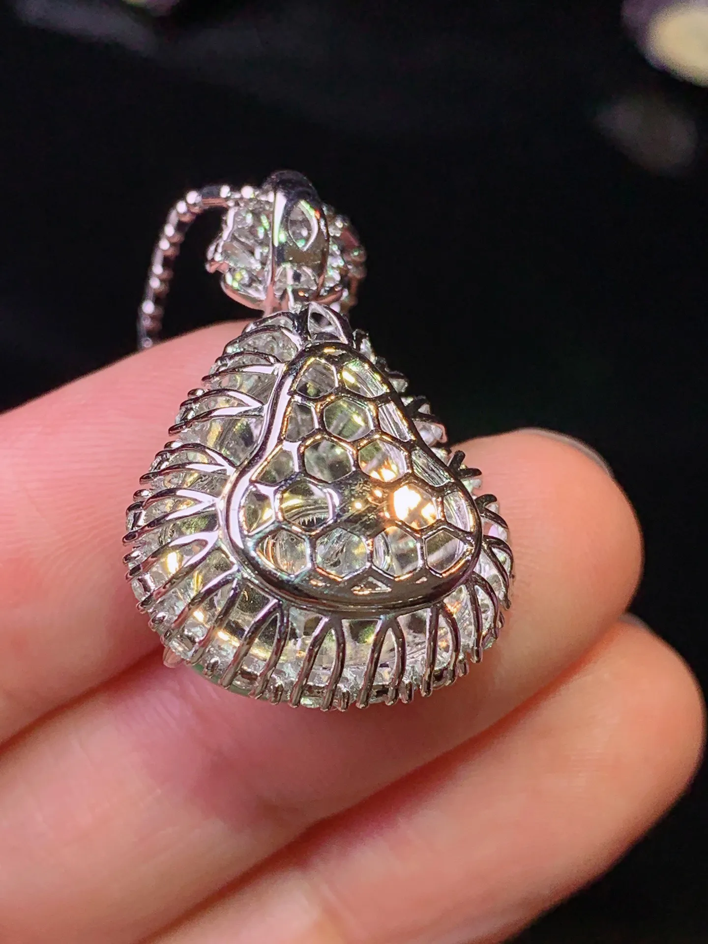 18k金钻镶嵌翠绿葫芦吊坠 玉质细腻 色泽清新艳丽 整体尺寸28.3*19.2*13.6