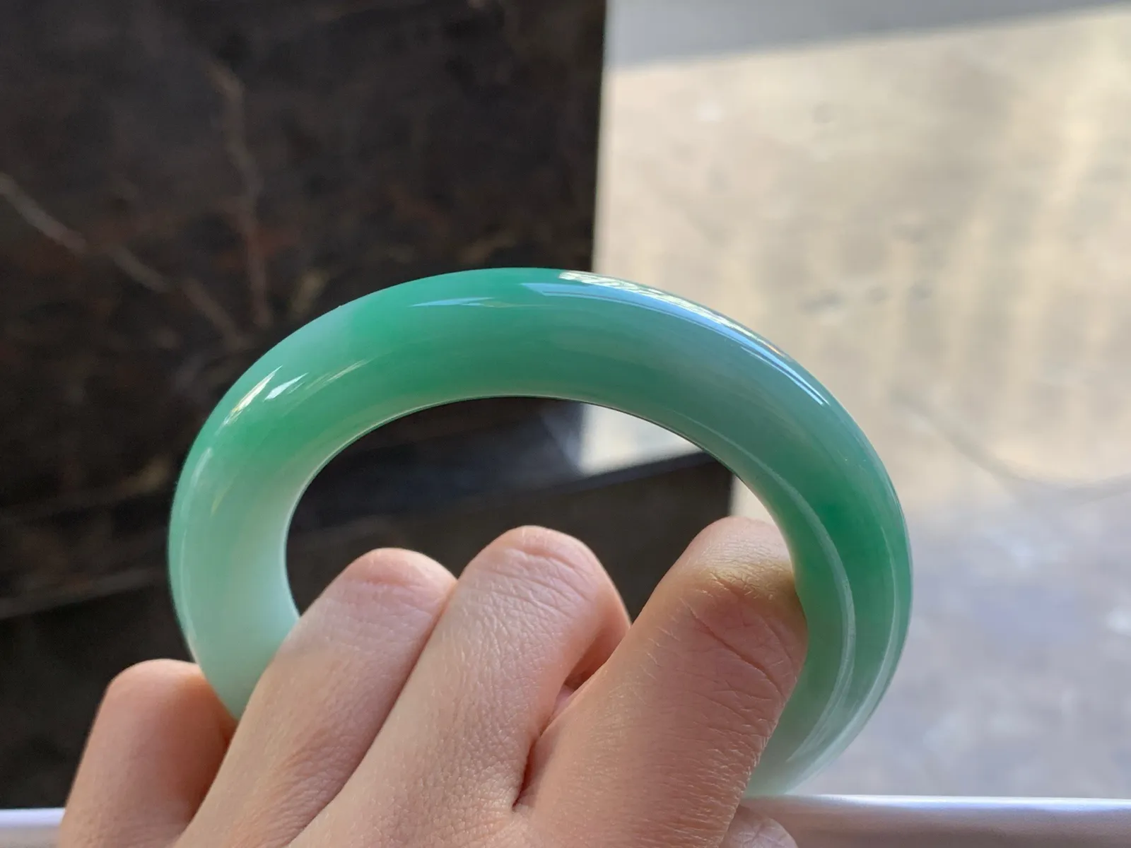 55-12.5

绿色圆条手镯^_^