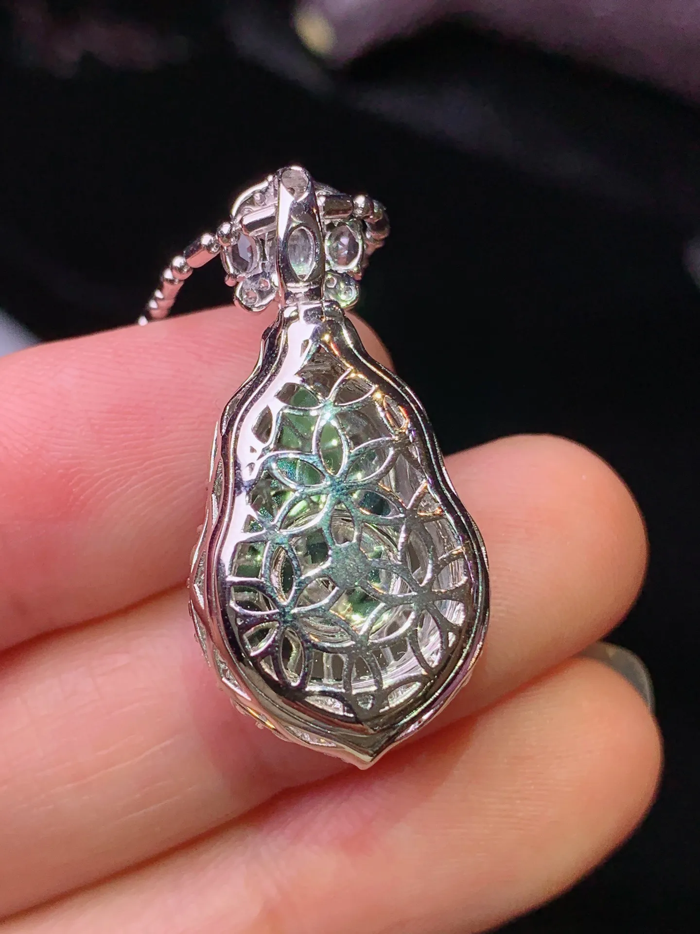 18k金钻镶嵌紫罗兰葫芦吊坠 玉质细腻 水润亮眼 色泽艳丽 整体尺寸30.3*14.8*11.6