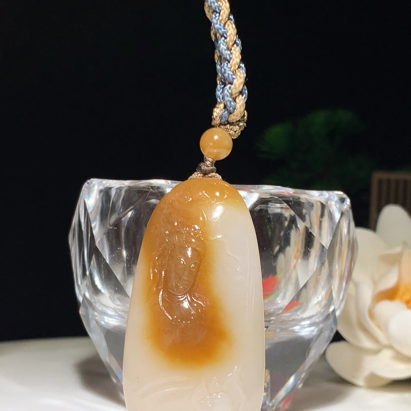 新疆和田玉白玉且末糖观音头挂件 尺寸50.3/24.6/13.6重26克。玉质细腻油润。手推出油。佩戴高端典雅。lt260224