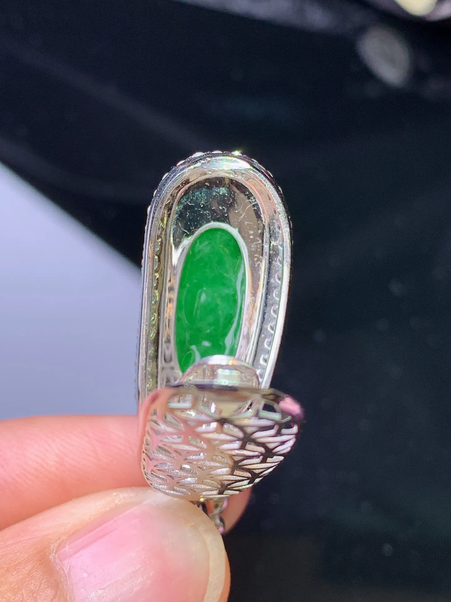 18k金钻镶嵌满绿四季豆吊坠 玉质细腻 色泽清新艳丽 整体尺寸38*12.5*9.5