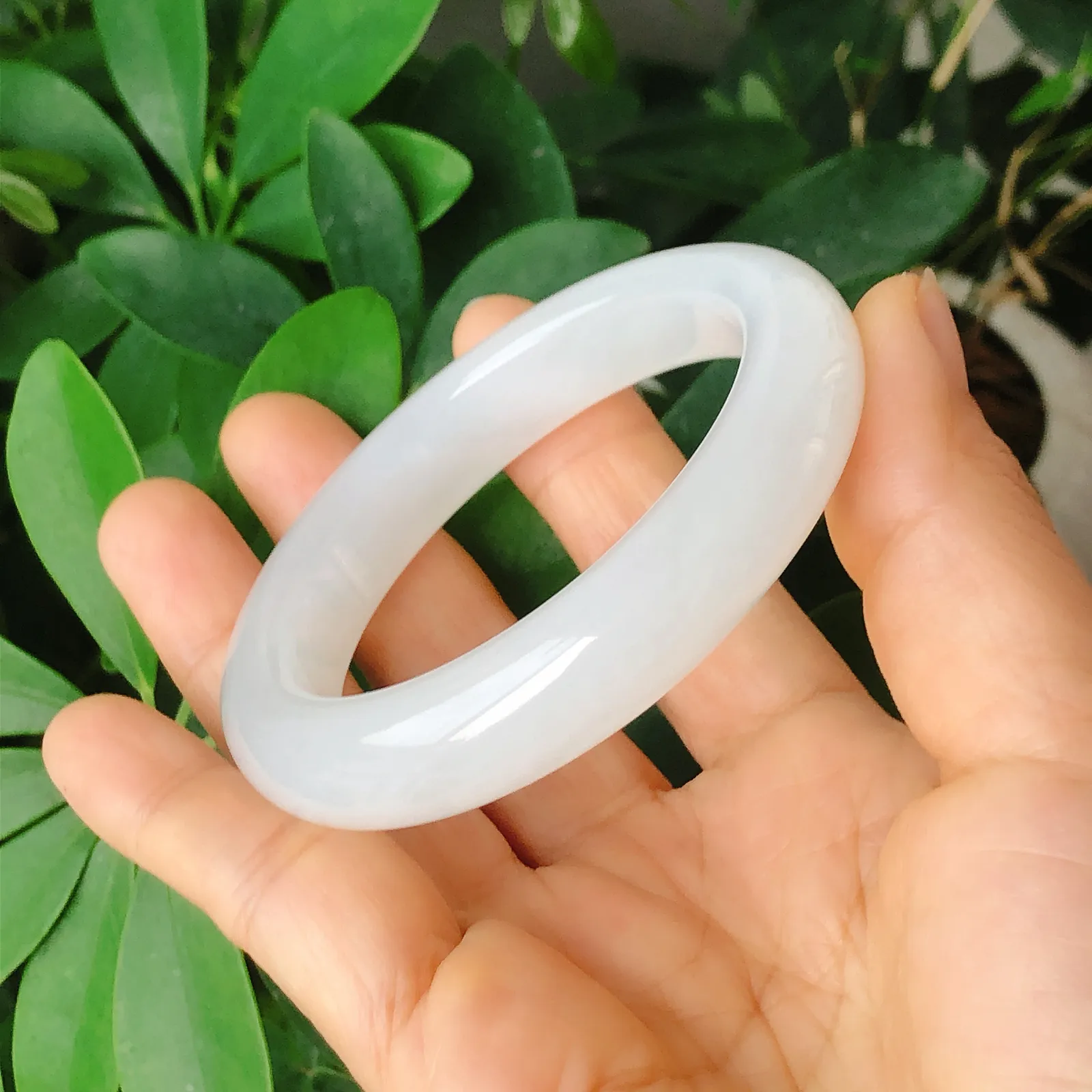 54圈口和田玉白玉手镯，镯型古朴典雅。在诗情画意的雨巷相遇，你是我腕间的一抹风情，有你眸有深情.清风荡漾湖间静水，我愿俯身低眉，在烟波涟漪处寻 佩戴魅力无限