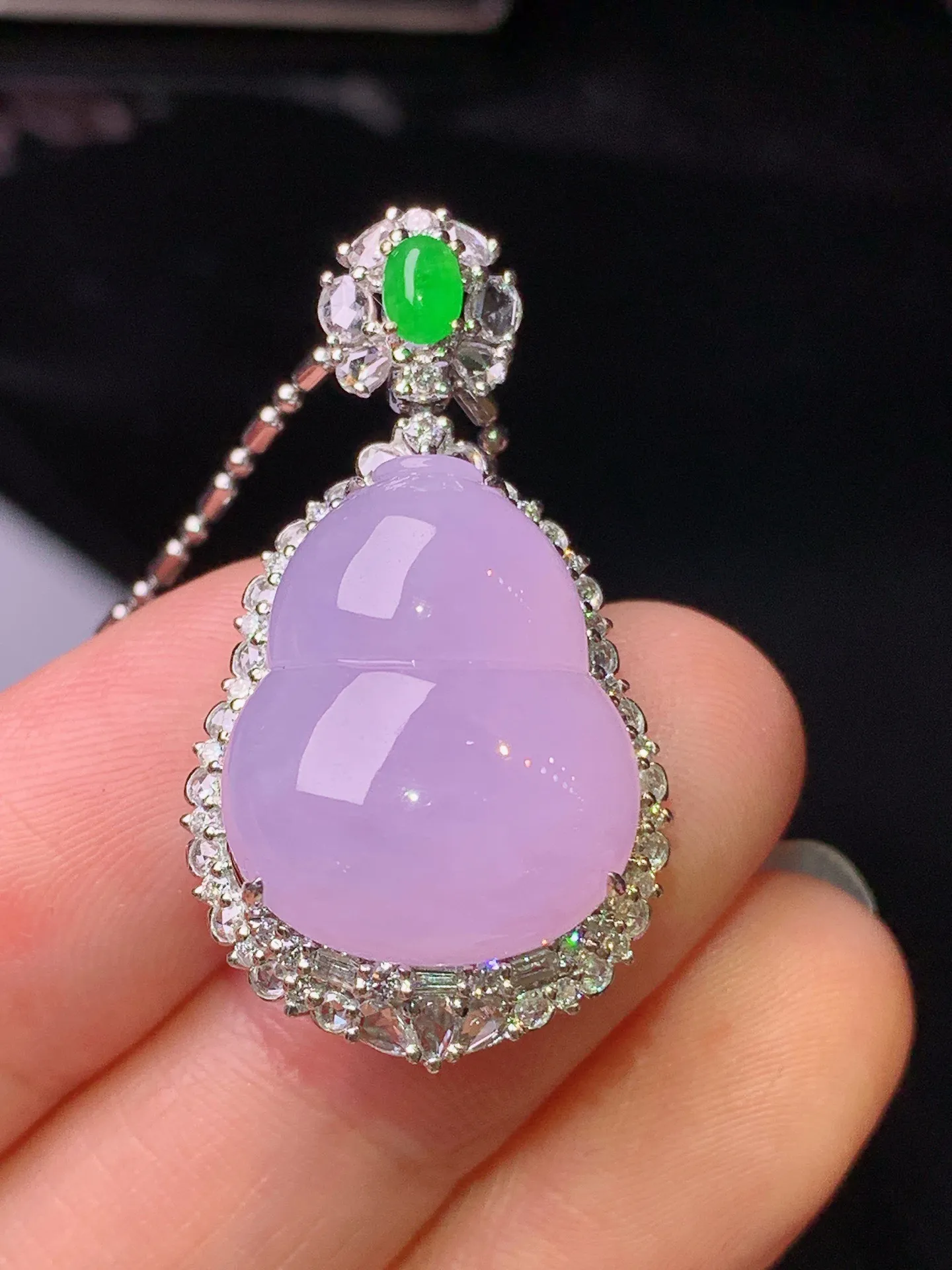 18k金钻镶嵌紫罗兰葫芦吊坠 玉质细腻 水润亮眼 色泽艳丽 整体尺寸32.5*18.2*12.6