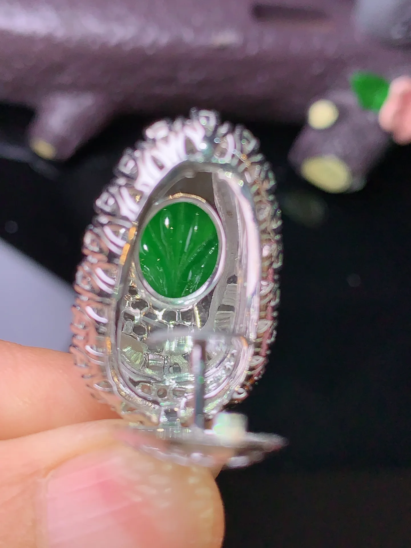 18k金钻镶嵌满绿树叶吊坠 玉质细腻 色泽清新艳丽 整体尺寸33.2*16.7*11.2