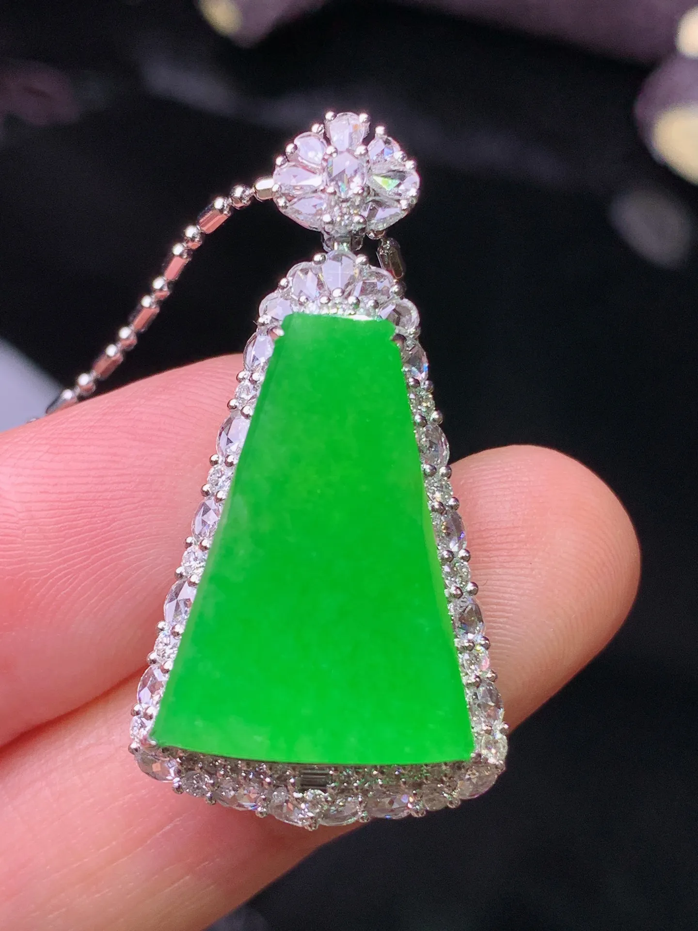 18k金钻镶嵌满绿无事牌吊坠 玉质细腻 水润亮眼 色泽艳丽 整体尺寸34.2*18*9