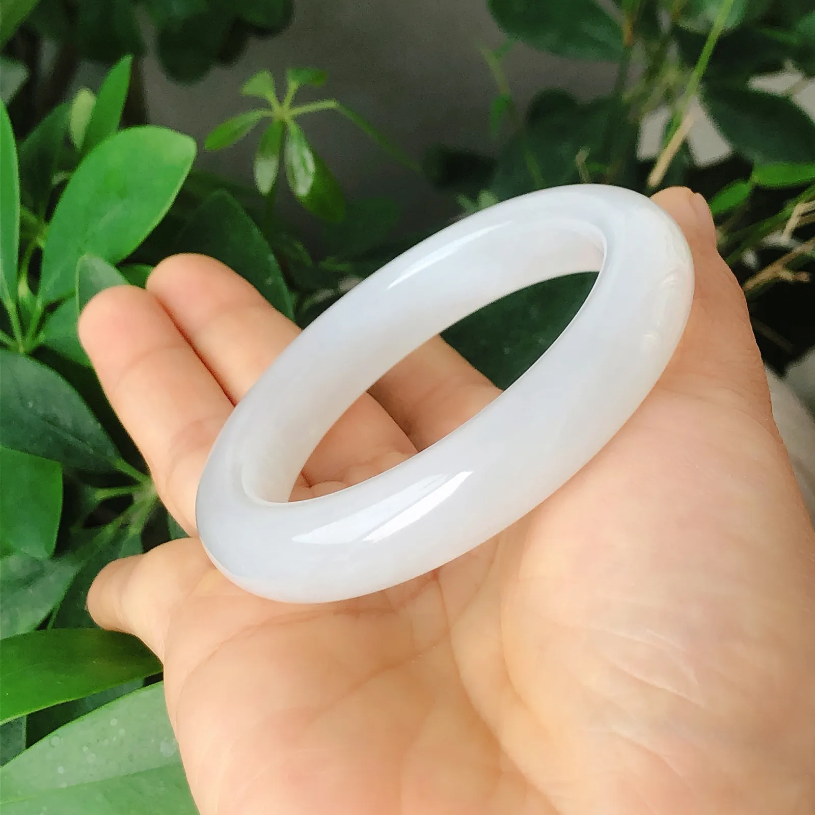 55圈口和田玉白玉手镯，镯型古朴典雅。在诗情画意的雨巷相遇，你是我腕间的一抹风情，有你眸有深情.清风