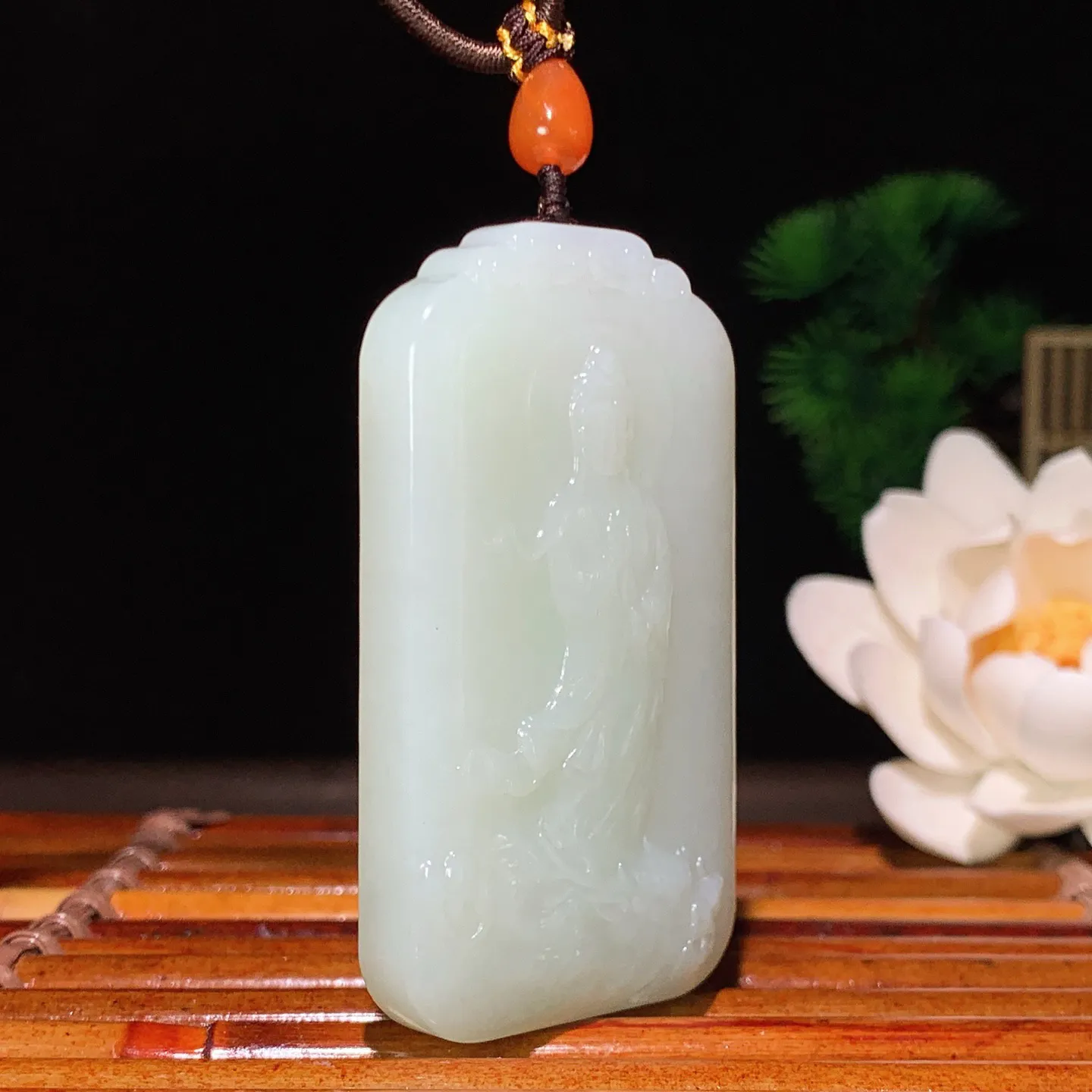 和田玉白玉站观音牌子挂件 尺寸59.9/33.5/10.2重47.8克。玉质细腻油润。手推出油。佩戴