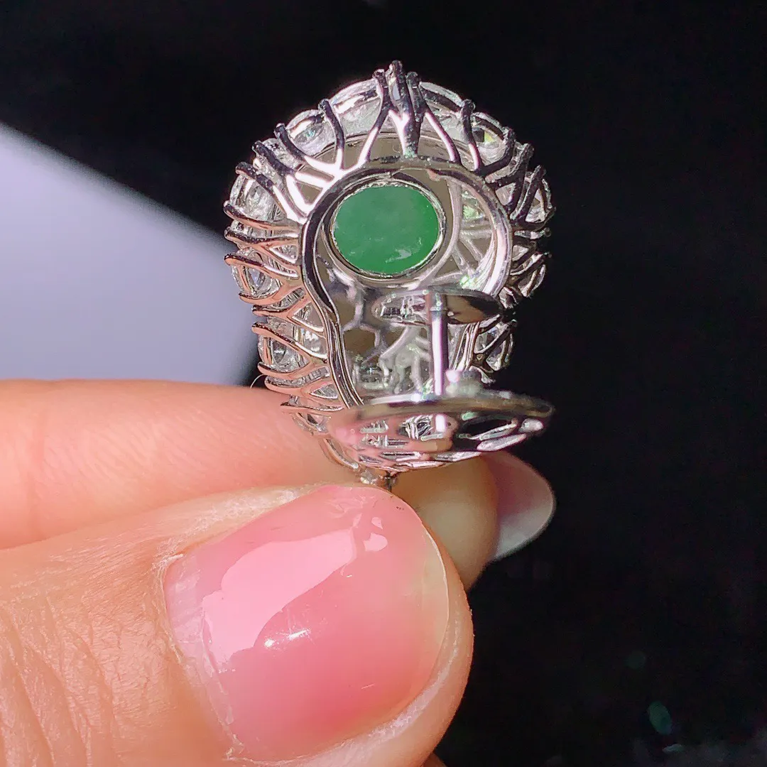 18k金钻镶嵌翠绿葫芦吊坠 玉质细腻 色泽艳丽  整体尺寸28.8*16.1*12.2