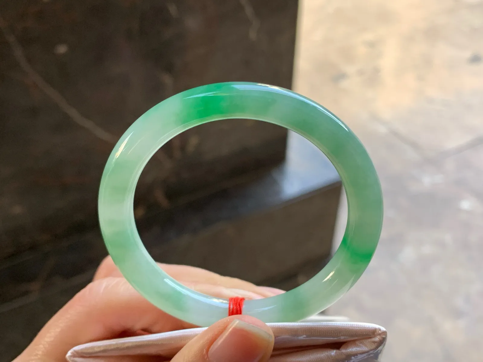 51-8

阳绿色圆条手镯^_^颜色好看