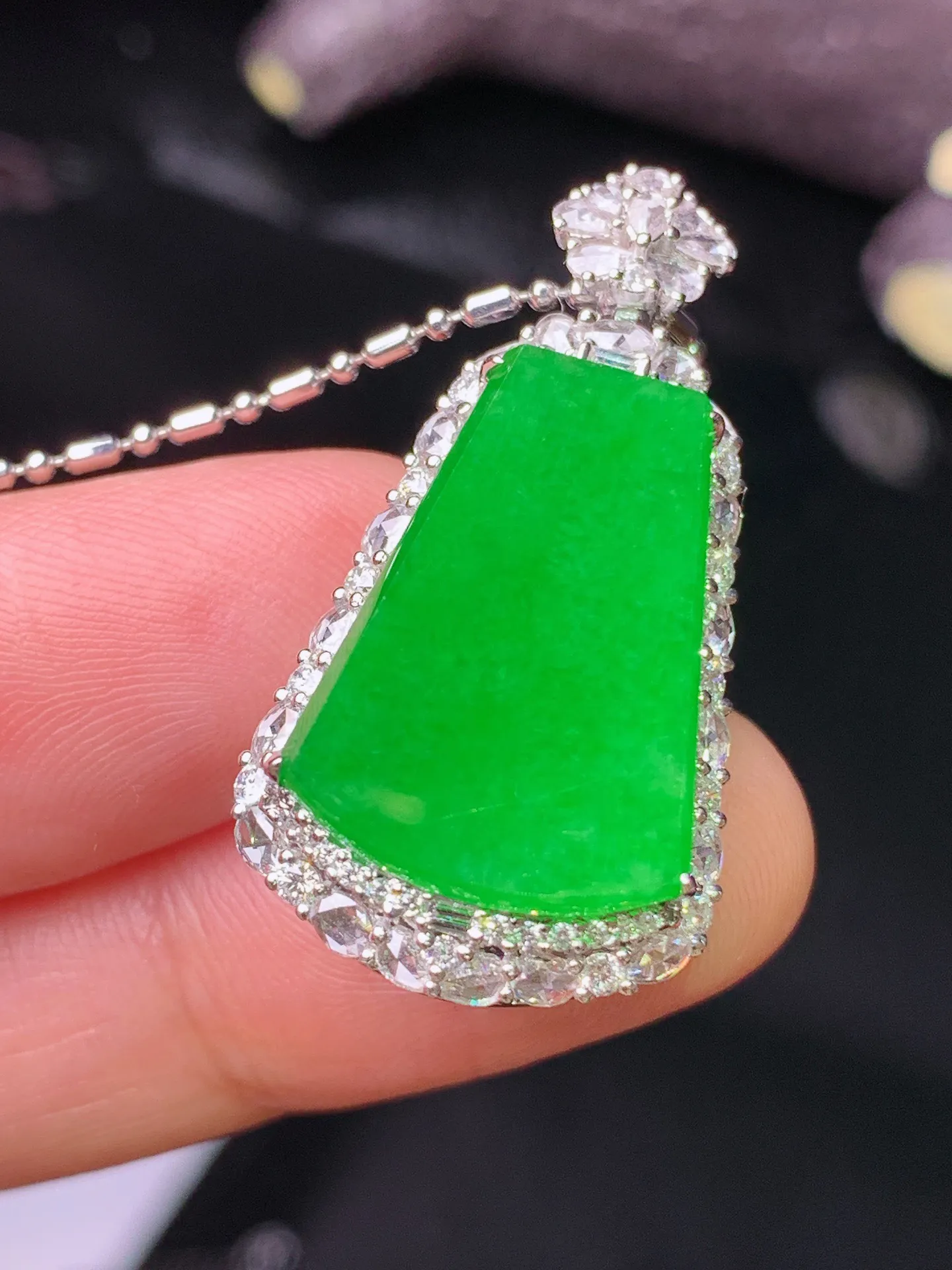 18k金钻镶嵌满绿无事牌吊坠 玉质细腻 水润亮眼 色泽艳丽 整体尺寸32.2*17.3*9