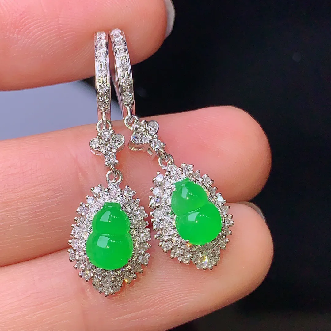 18k金钻镶嵌满绿葫芦耳坠 玉质细腻 色泽艳丽 整体尺寸33.5*9.4*7.5