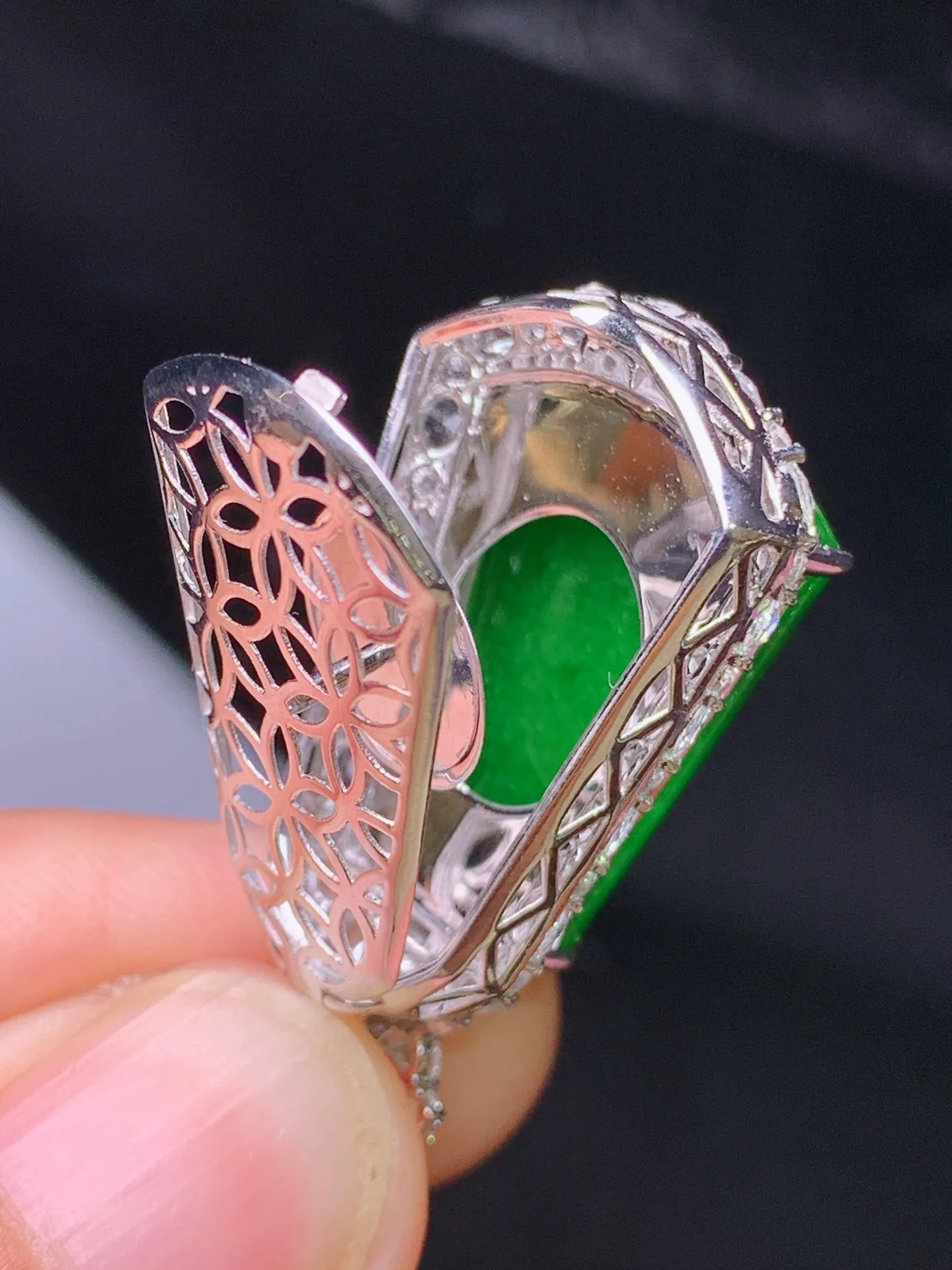 18k金钻镶嵌满绿无事牌吊坠 玉质细腻 水润亮眼 色泽艳丽 整体尺寸32.2*17.3*9