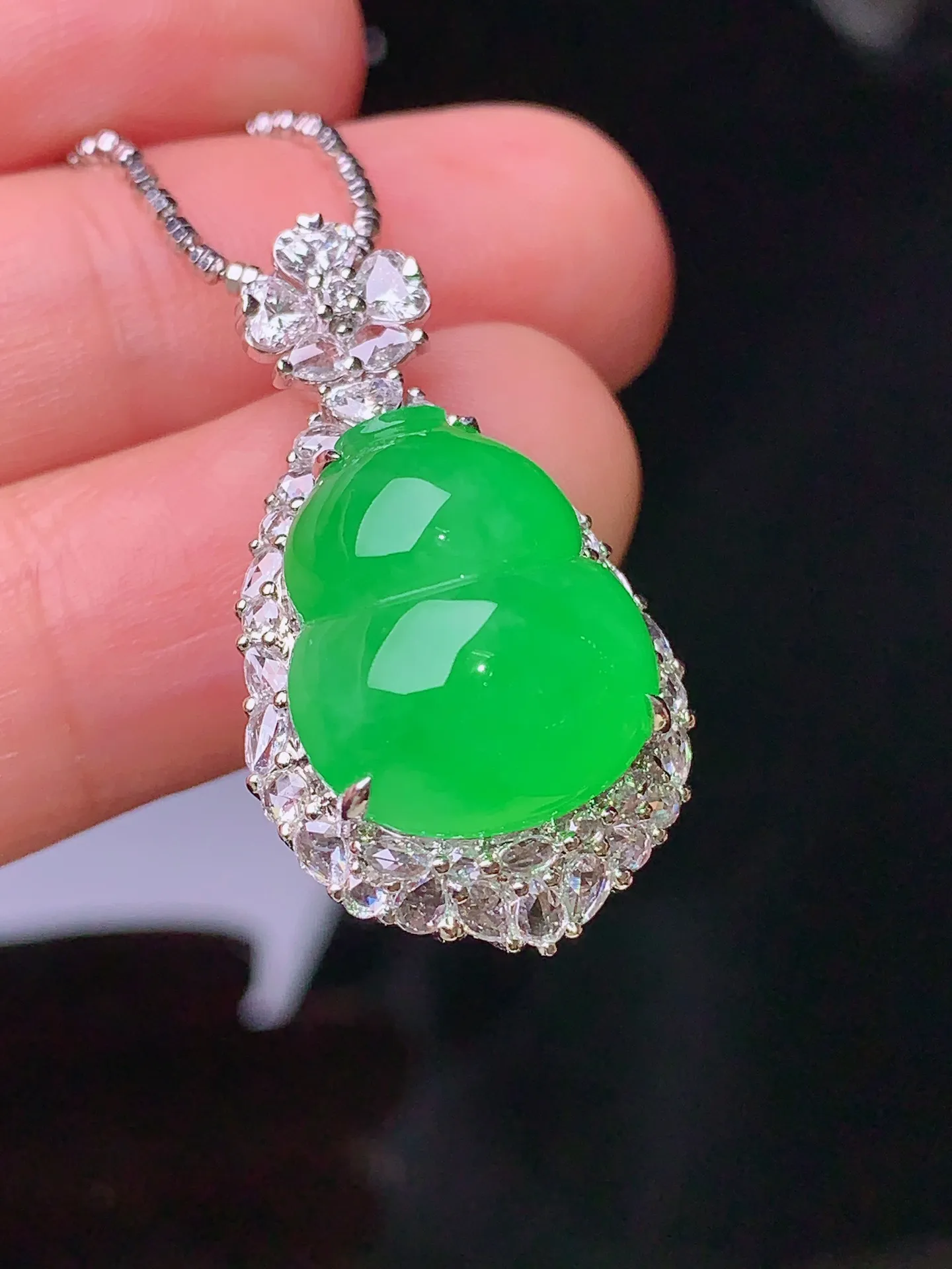 18k金钻镶嵌翠绿葫芦吊坠 玉质细腻 色泽清新艳丽 整体尺寸28.7*16*12.5