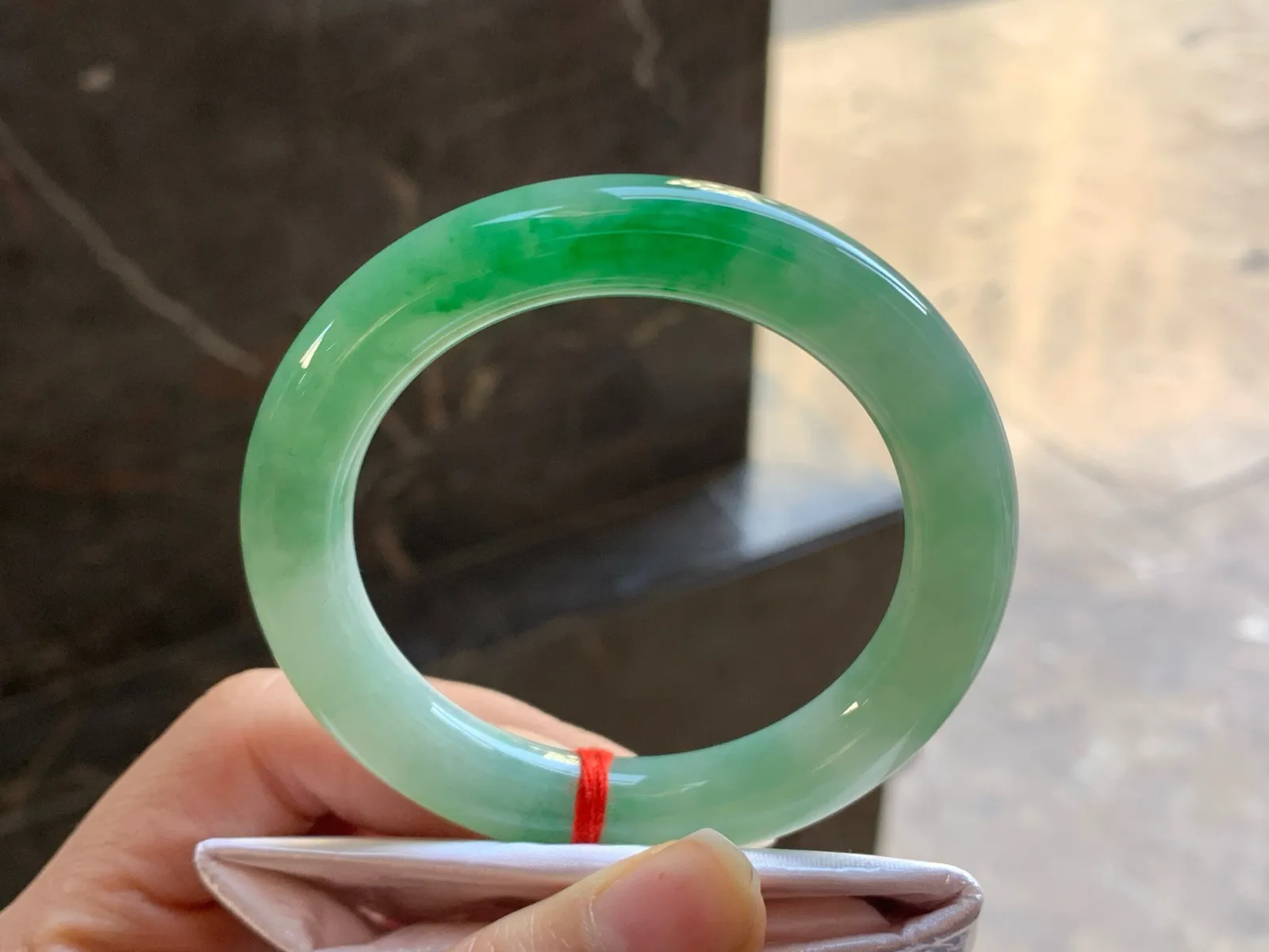 52-10.5

绿色圆条手镯^_^鲜艳