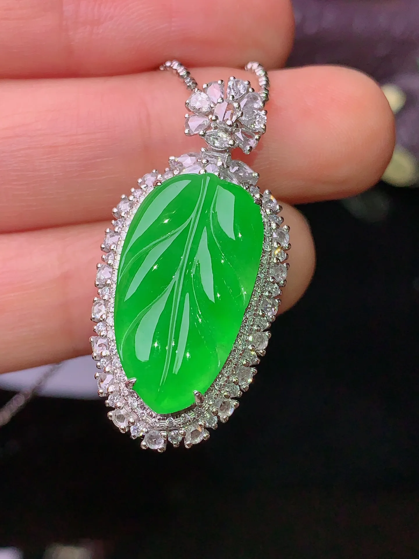 18k金钻镶嵌满绿树叶吊坠 玉质细腻 色泽清新艳丽 整体尺寸33.2*16.7*11.2