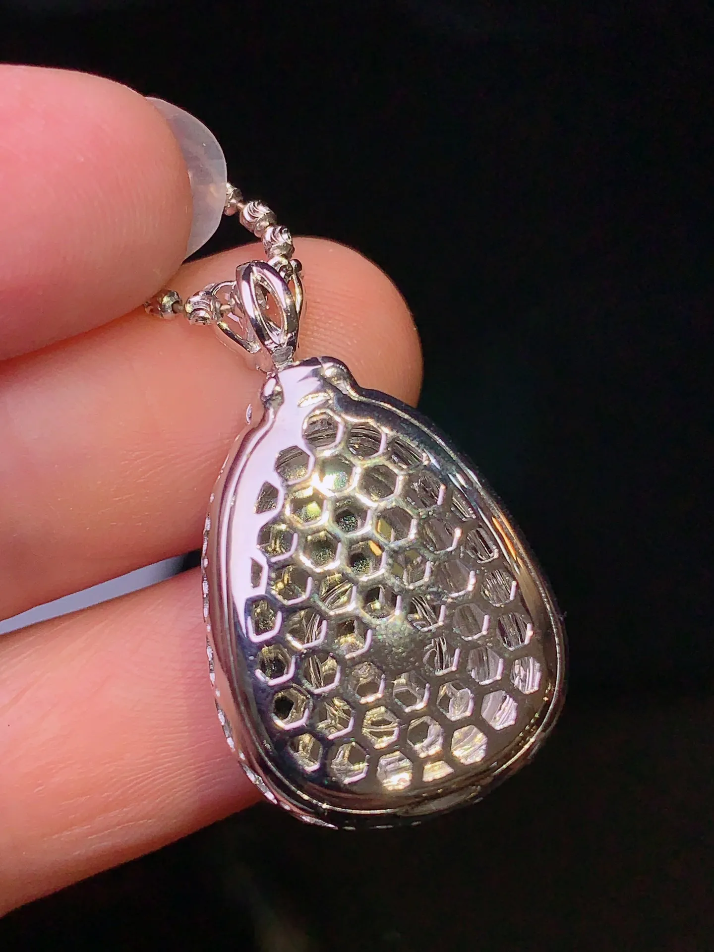 18k金钻镶嵌翠绿如意吊坠 玉质细腻 色泽艳丽 整体尺寸28*16.6*9.6