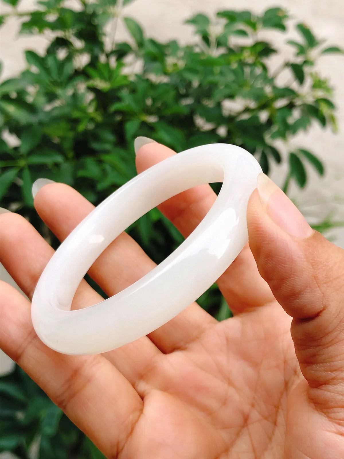 58圈口和田玉白玉手镯，镯型古朴典雅。在诗情画意的雨巷相遇，你是我腕间的一抹风情，有你眸有深情.清风荡漾湖间静水，我愿俯身低眉，在烟波涟漪处寻 佩戴魅力无限