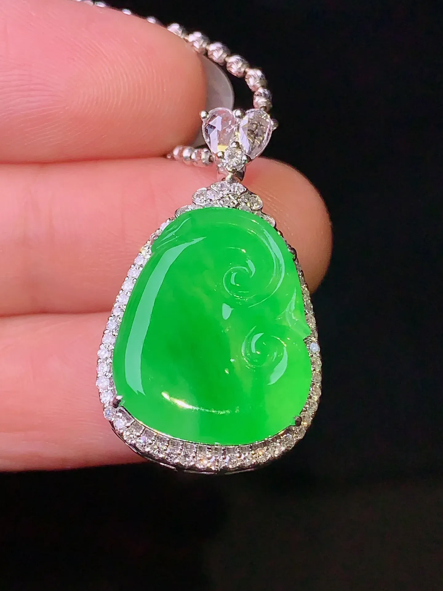 18k金钻镶嵌翠绿如意吊坠 玉质细腻 色泽艳丽 整体尺寸28*16.6*9.6