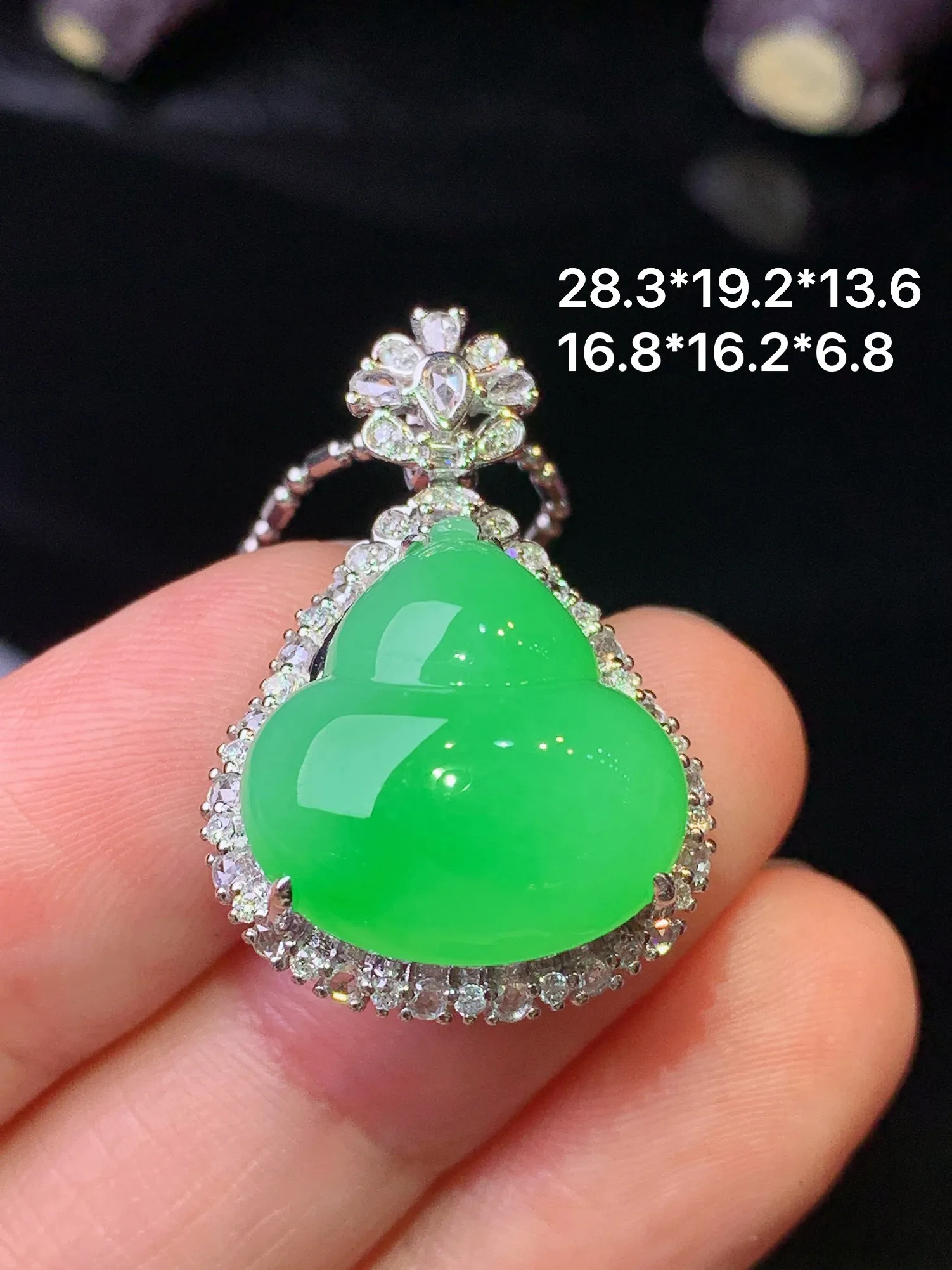 18k金钻镶嵌翠绿葫芦吊坠 玉质细腻 色泽清新艳丽 整体尺寸28.3*19.2*13.6