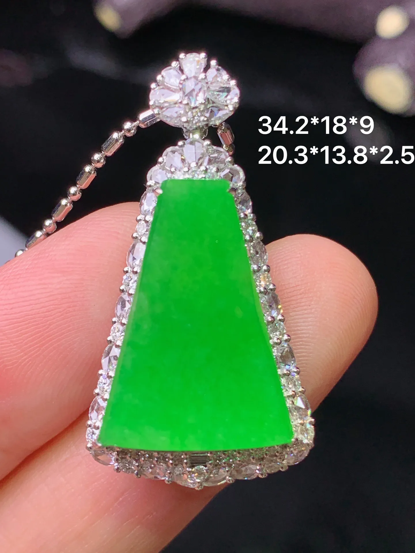 18k金钻镶嵌满绿无事牌吊坠 玉质细腻 水润亮眼 色泽艳丽 整体尺寸34.2*18*9