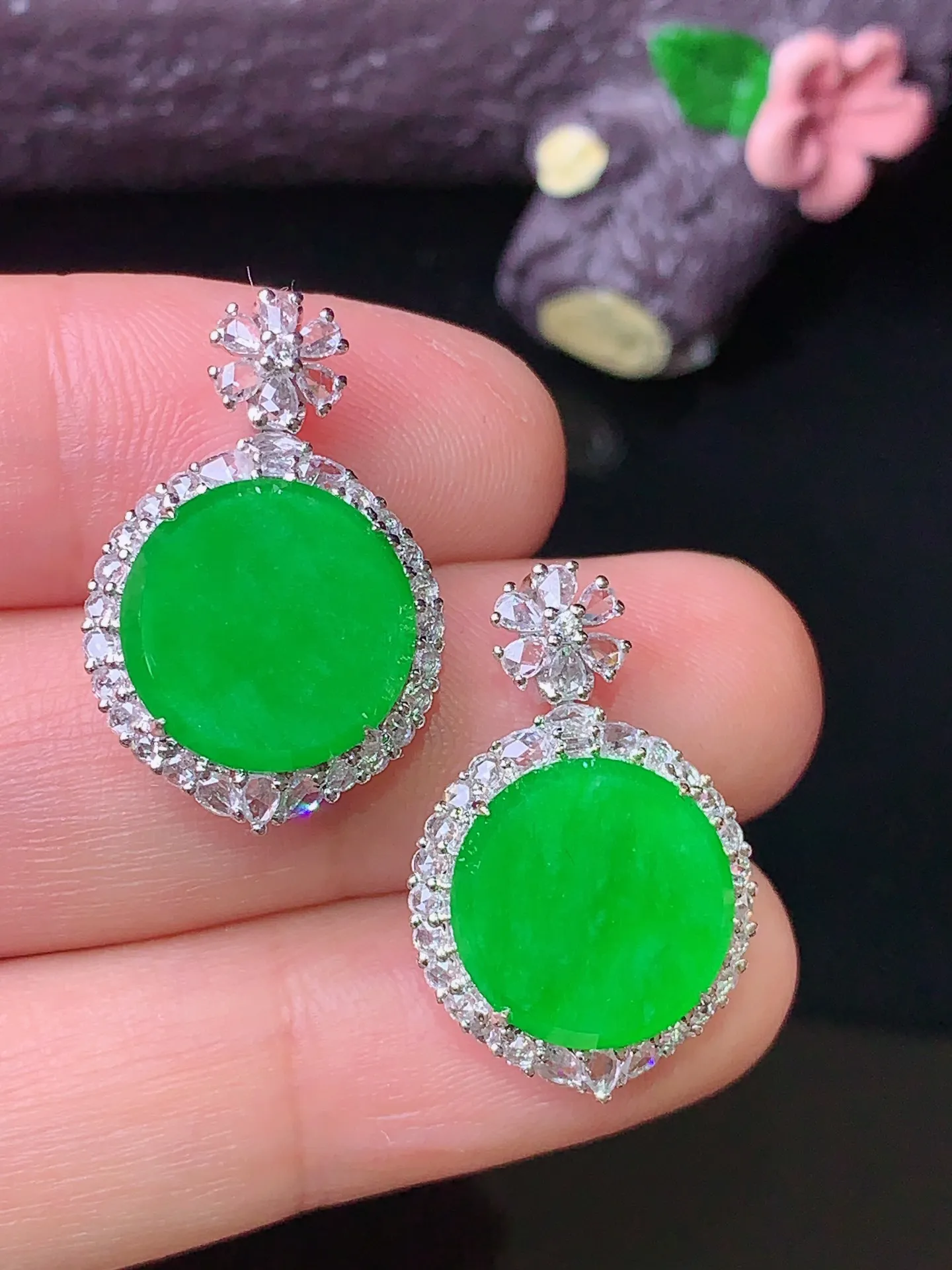 18k金钻镶嵌翠绿圆牌耳坠 吊坠 两用款 玉质细腻 色泽清新艳丽 整体尺寸34.5*14.8*7.7