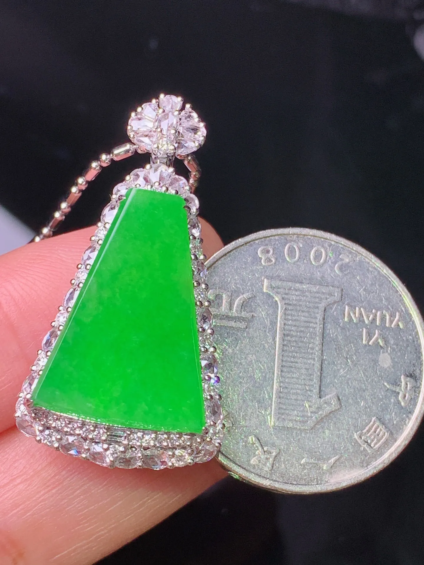 18k金钻镶嵌满绿无事牌吊坠 玉质细腻 水润亮眼 色泽艳丽 整体尺寸34.2*18*9