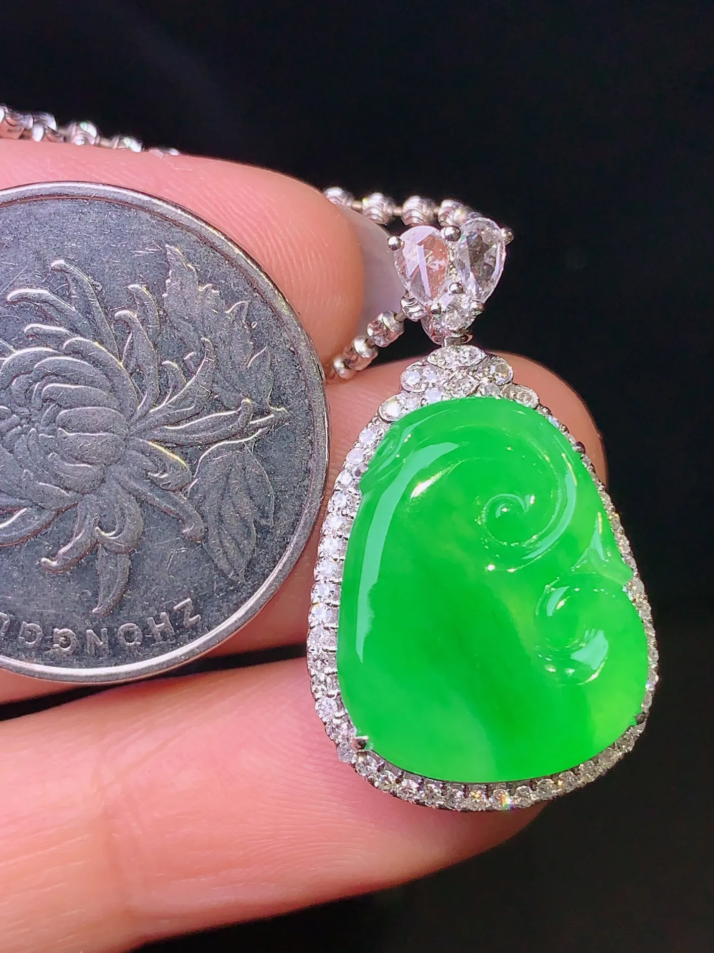 18k金钻镶嵌翠绿如意吊坠 玉质细腻 色泽艳丽 整体尺寸28*16.6*9.6