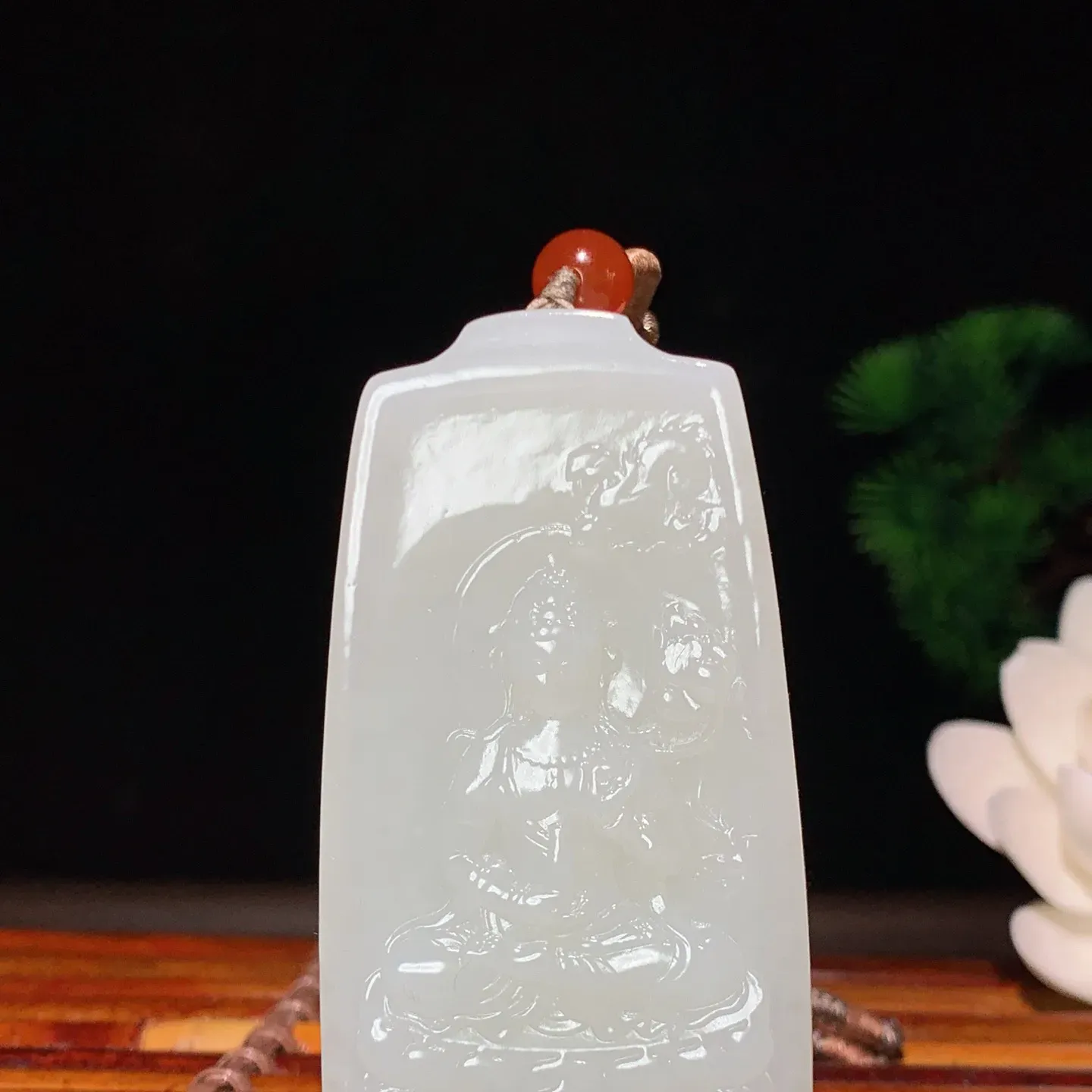 和田玉白玉坐莲观音牌子挂件 尺寸68.6/37.1/8.9重52.1克。玉质细腻油润。手推出油。佩戴高端典雅。lt260224