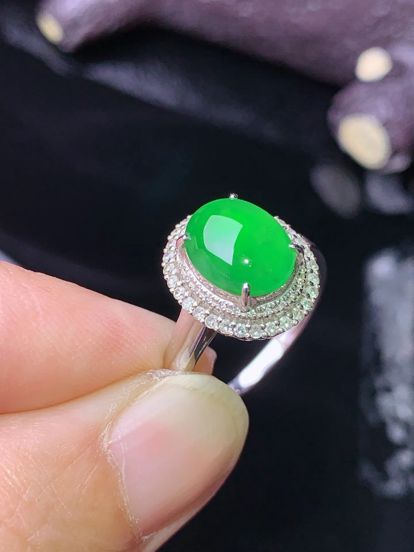 18k金钻镶嵌满绿蛋面戒指 玉质细腻 色泽清新艳丽 圈口14.5整体尺寸13.3*11.3*8