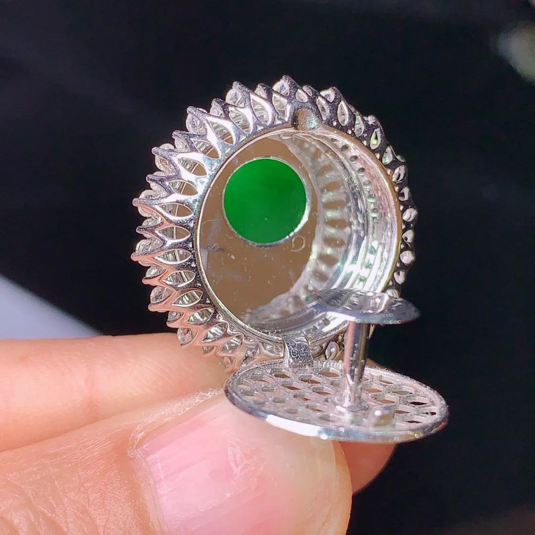 18k金钻镶嵌阳绿圆牌吊坠 玉质细腻  色泽艳丽  整体尺寸28.8*21.8*10.5