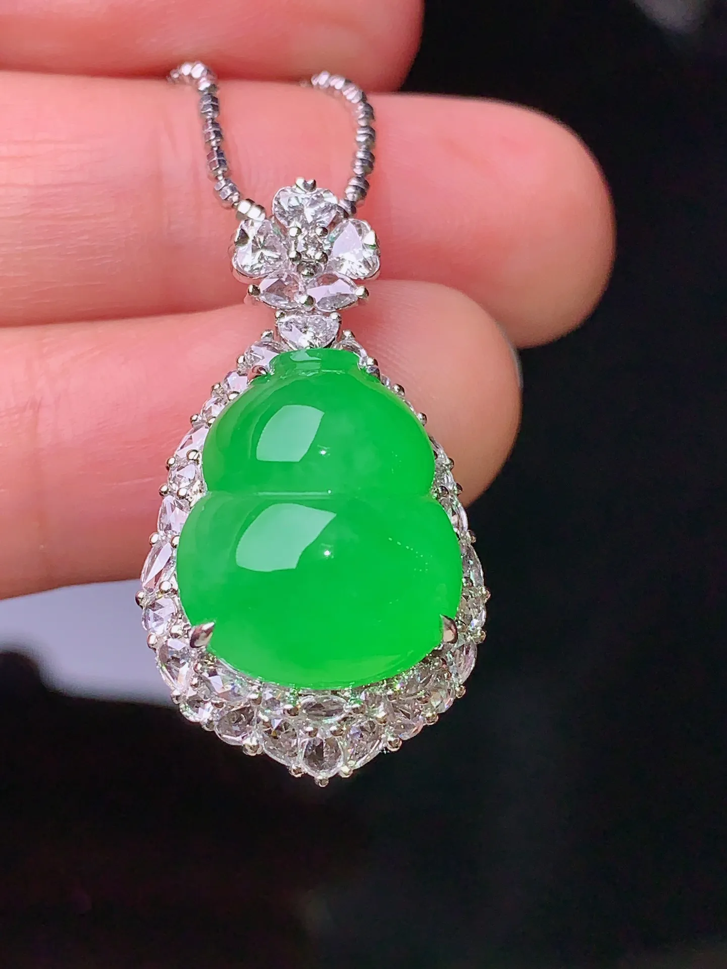 18k金钻镶嵌翠绿葫芦吊坠 玉质细腻 色泽清新艳丽 整体尺寸28.7*16*12.5