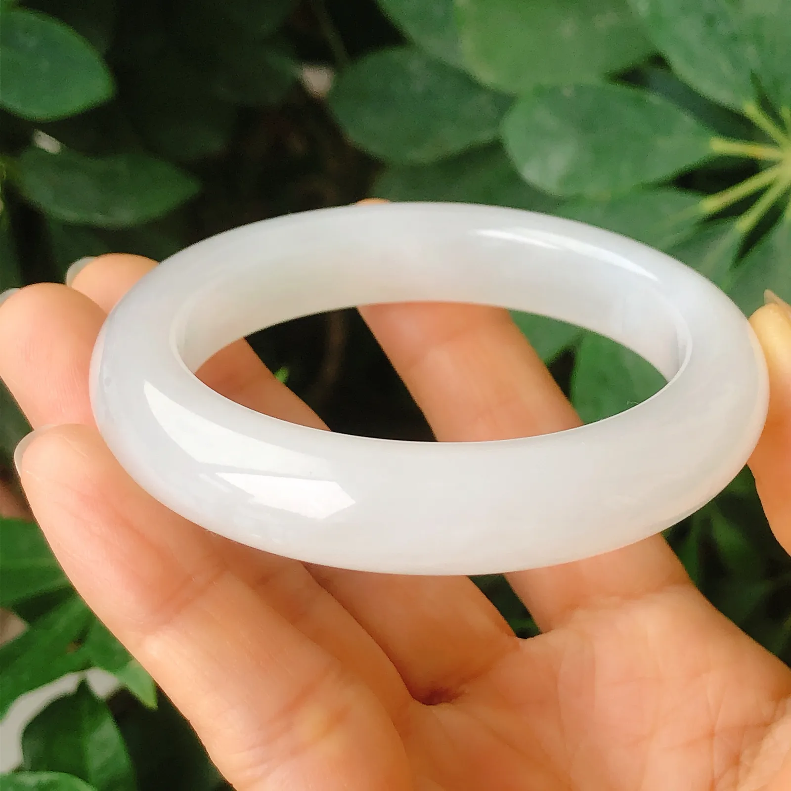 57圈口和田玉白玉手镯，镯型古朴典雅。在诗情画意的雨巷相遇，你是我腕间的一抹风情，有你眸有深情.清风荡漾湖间静水，我愿俯身低眉，在烟波涟漪处寻 佩戴魅力无限