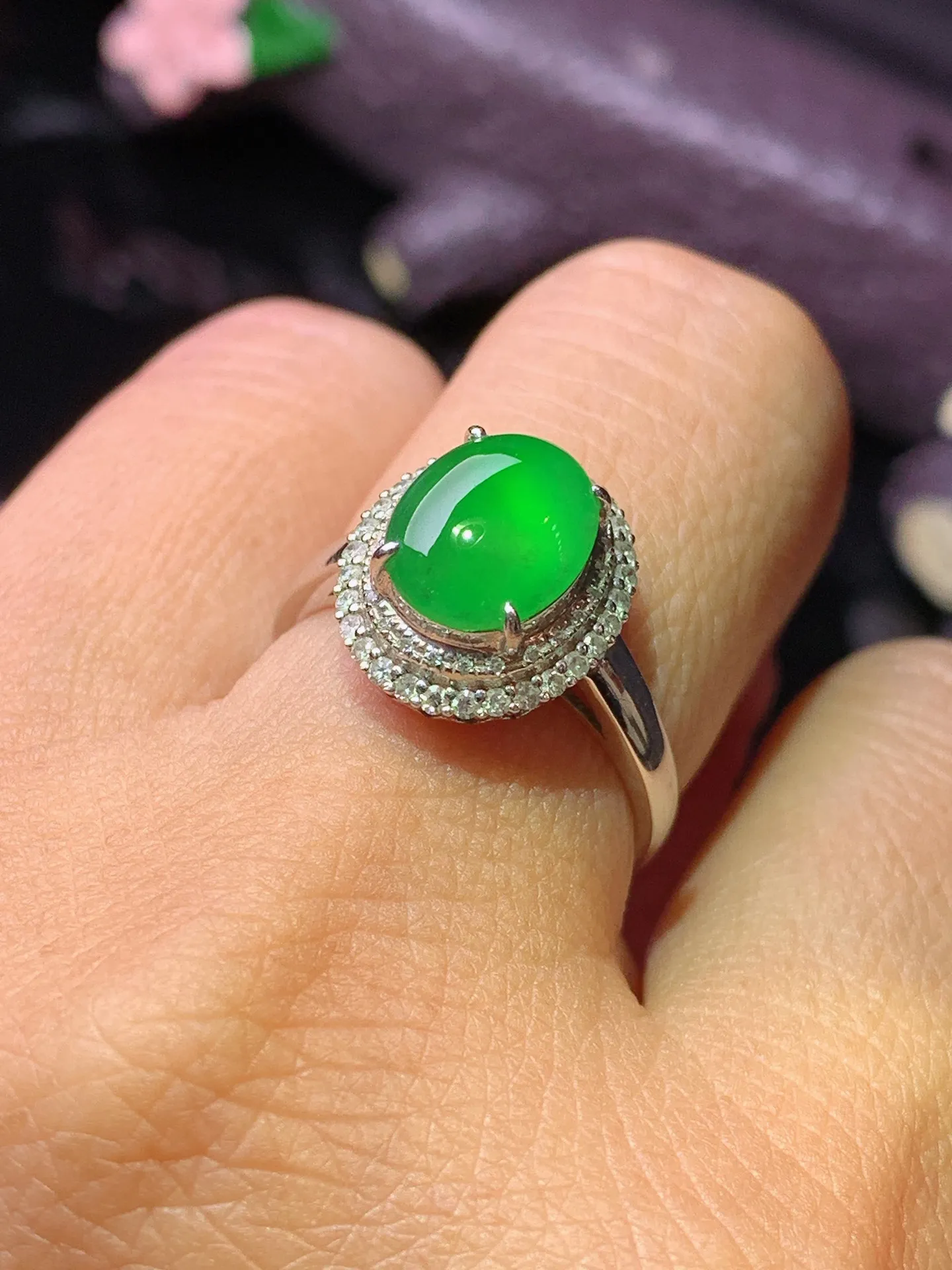 18k金钻镶嵌满绿蛋面戒指 玉质细腻 色泽清新艳丽 圈口14.5整体尺寸13.3*11.3*8