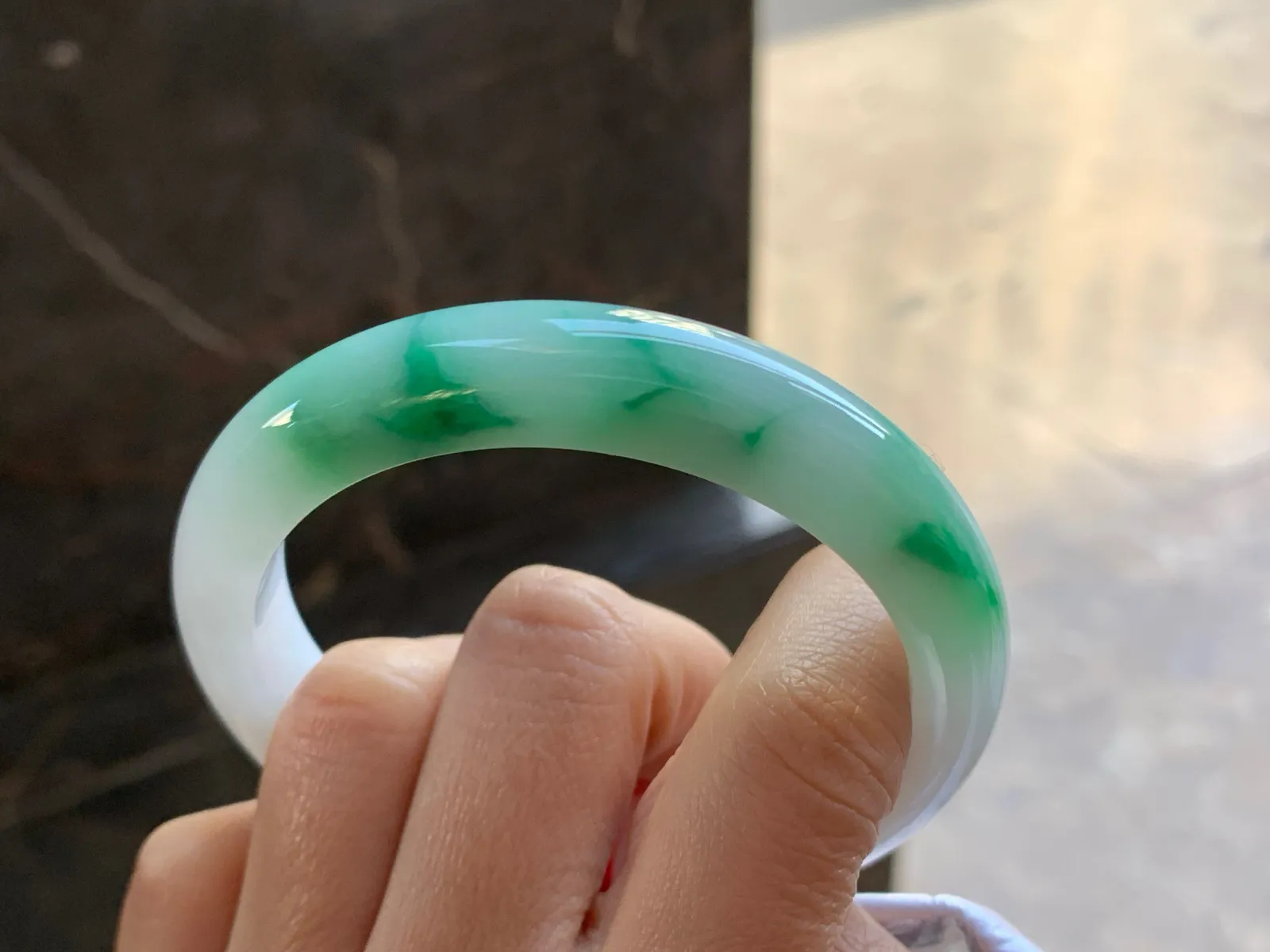 57-11.7-8.4

绿色手镯^_^玉质温润