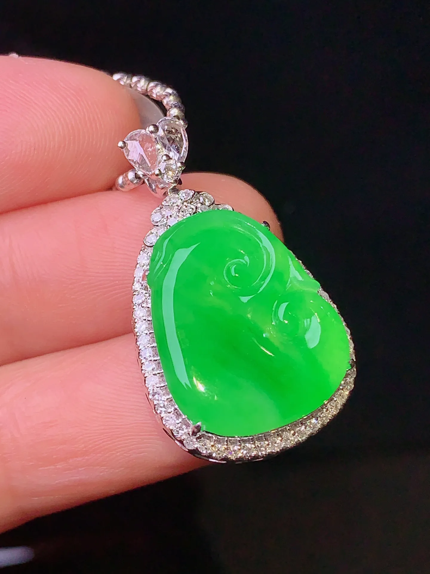 18k金钻镶嵌翠绿如意吊坠 玉质细腻 色泽艳丽 整体尺寸28*16.6*9.6