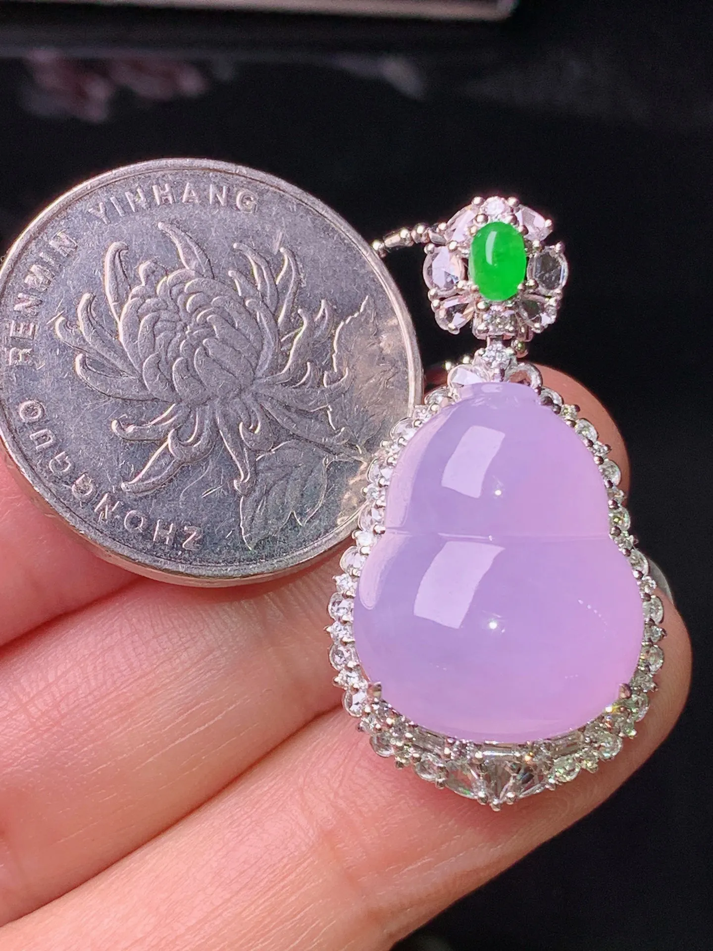 18k金钻镶嵌紫罗兰葫芦吊坠 玉质细腻 水润亮眼 色泽艳丽 整体尺寸32.5*18.2*12.6