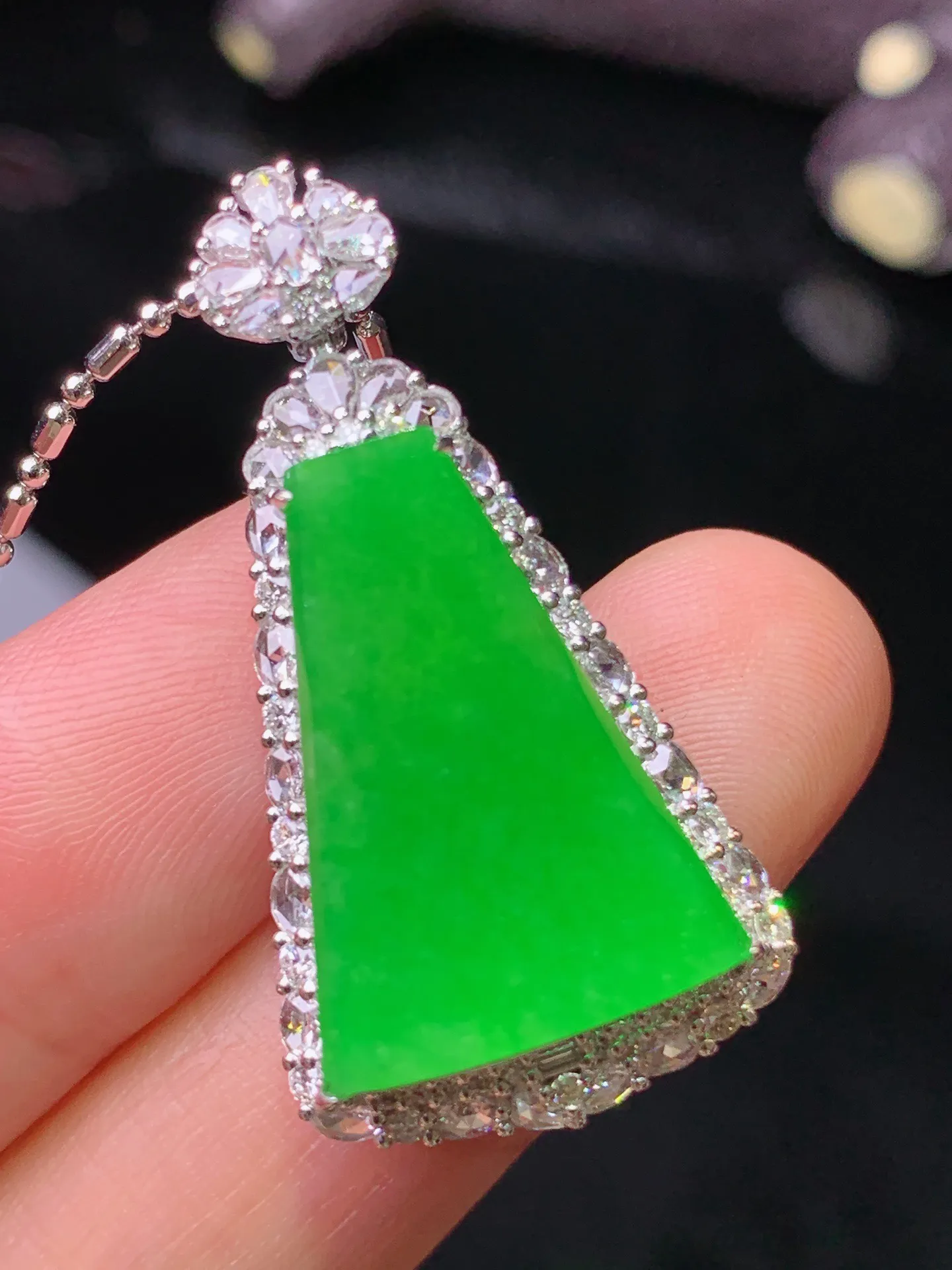18k金钻镶嵌满绿无事牌吊坠 玉质细腻 水润亮眼 色泽艳丽 整体尺寸34.2*18*9