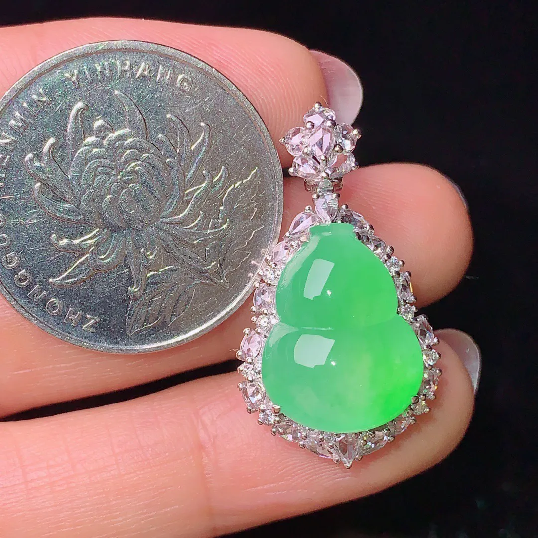 18k金钻镶嵌翠绿葫芦吊坠 玉质细腻 色泽艳丽  整体尺寸28.8*16.1*12.2