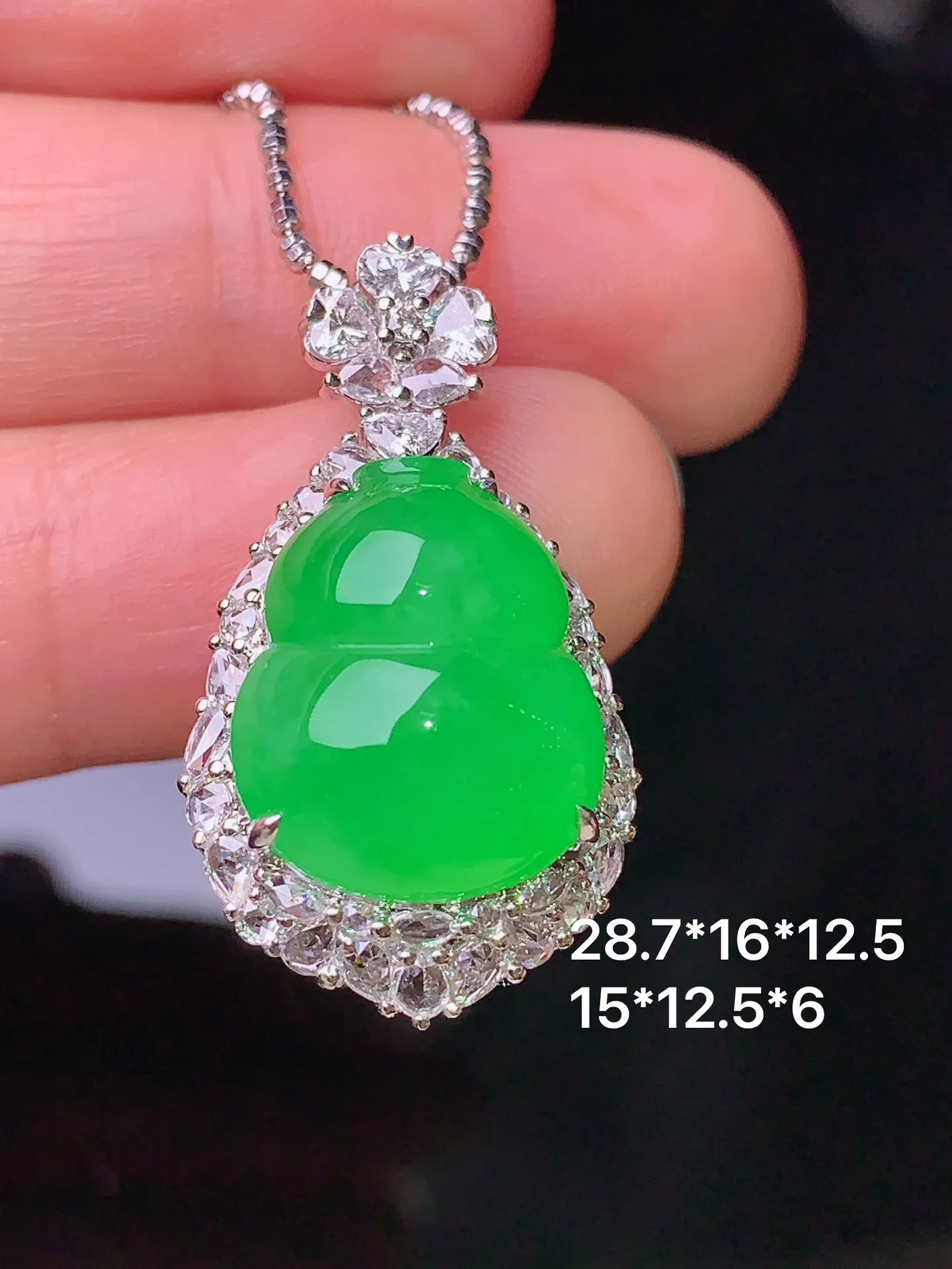 18k金钻镶嵌翠绿葫芦吊坠 玉质细腻 色泽清新艳丽 整体尺寸28.7*16*12.5