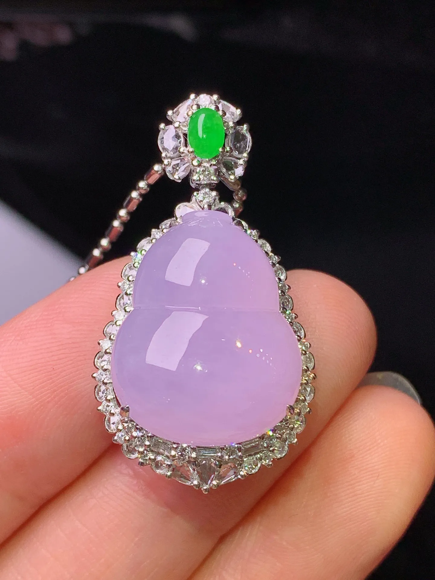 18k金钻镶嵌紫罗兰葫芦吊坠 玉质细腻 水润亮眼 色泽艳丽 整体尺寸32.5*18.2*12.6