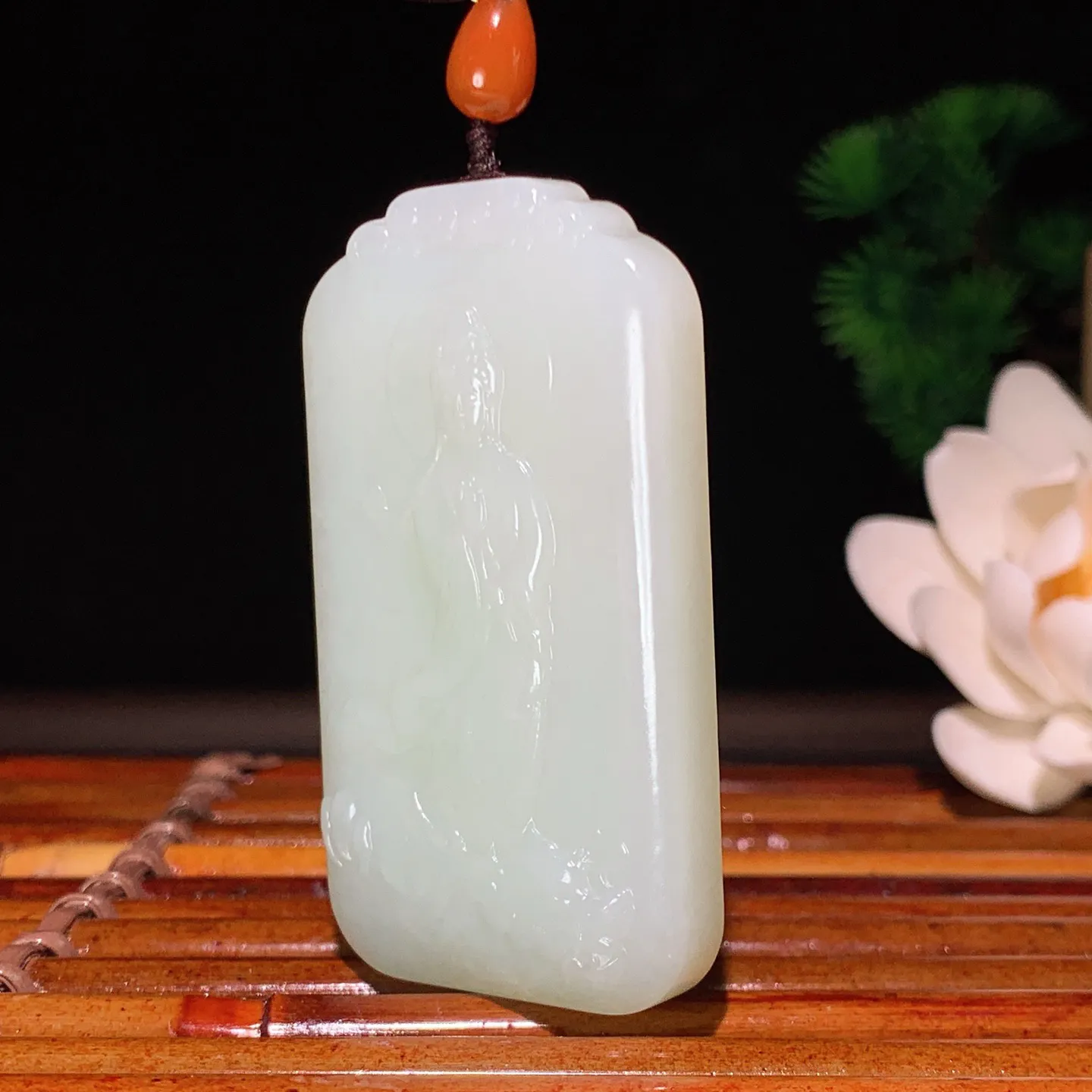 和田玉白玉站观音牌子挂件 尺寸59.9/33.5/10.2重47.8克。玉质细腻油润。手推出油。佩戴高端典雅。lt260224