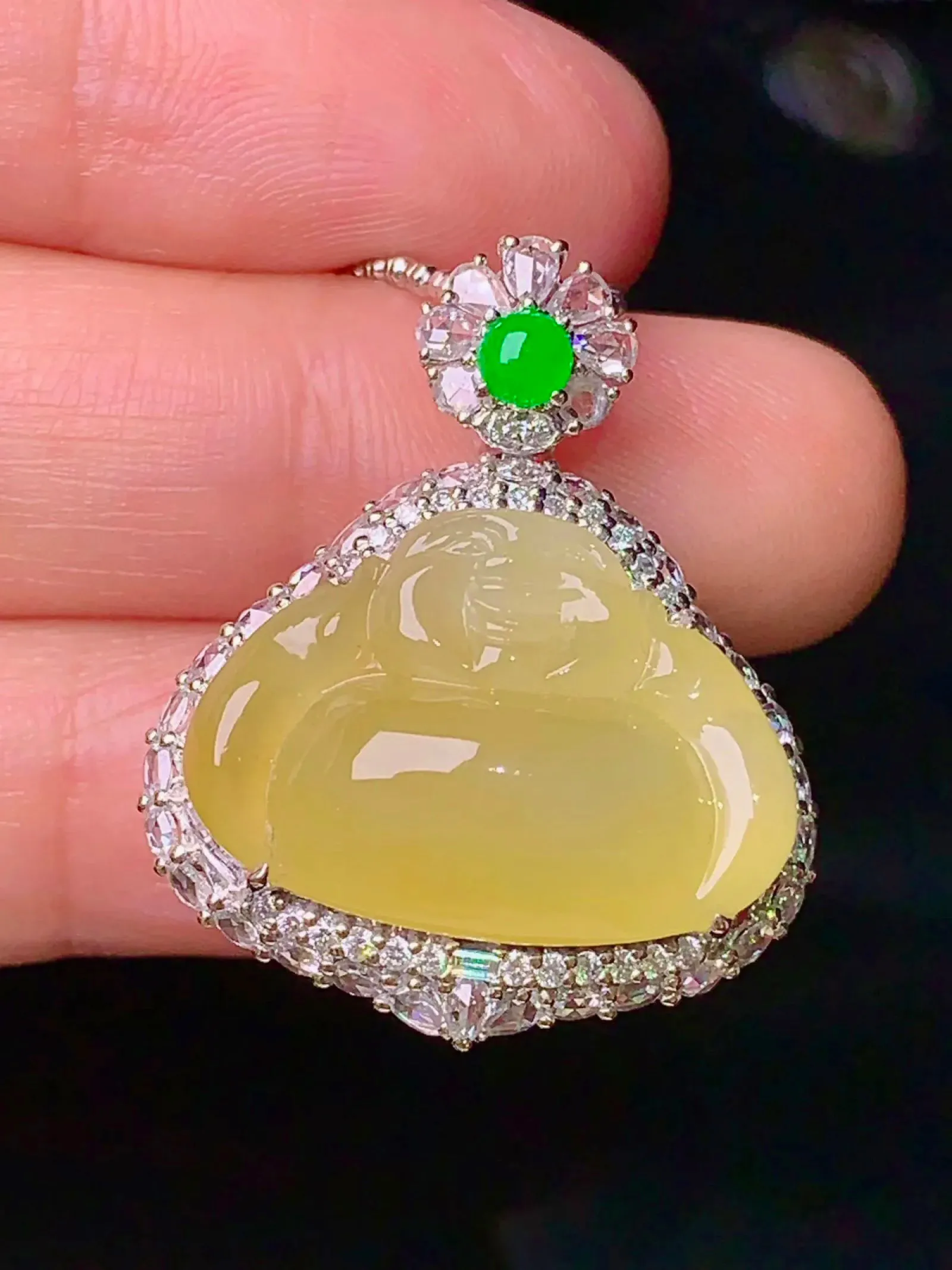 18k金钻镶嵌黄翡佛公吊坠 玉质细腻 色泽艳丽 整体尺寸29.6*24.5*13