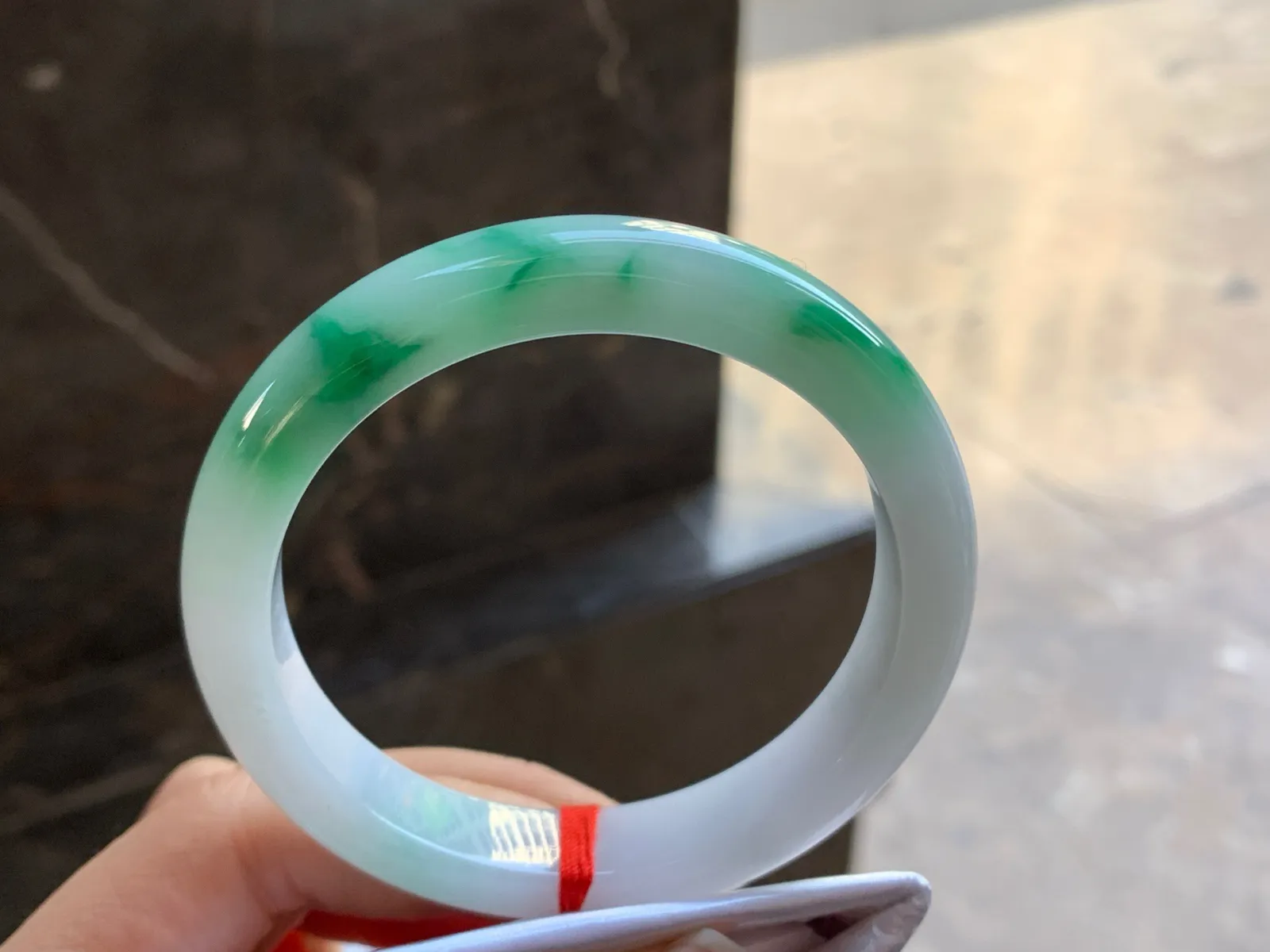 57-11.7-8.4

绿色手镯^_^玉质温润