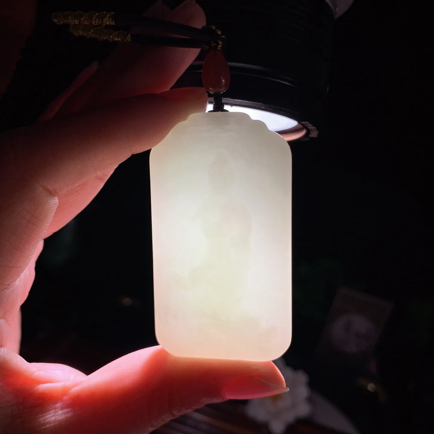 和田玉白玉站观音牌子挂件 尺寸59.9/33.5/10.2重47.8克。玉质细腻油润。手推出油。佩戴高端典雅。lt260224