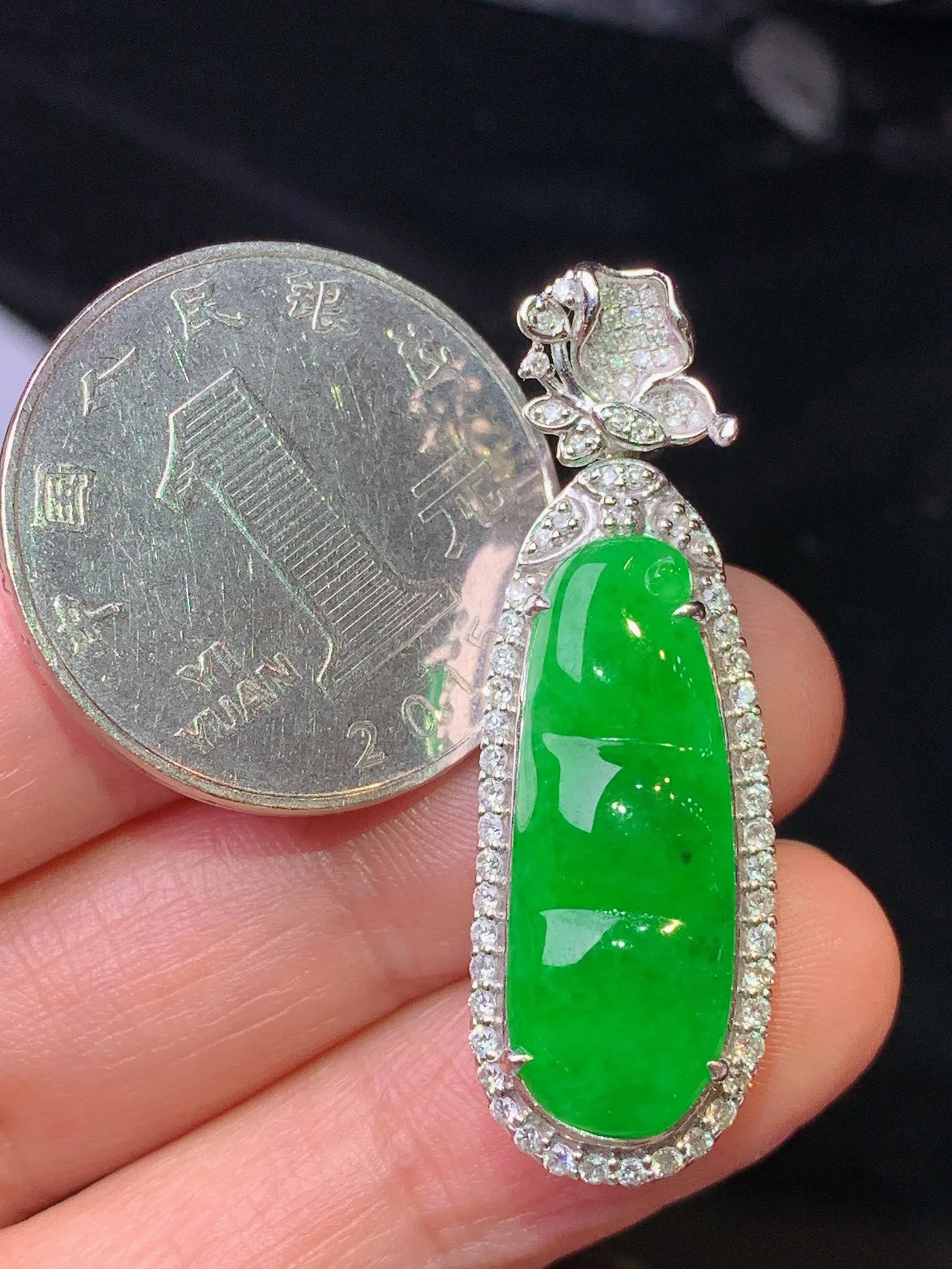 18k金钻镶嵌满绿四季豆吊坠 玉质细腻 色泽清新艳丽 整体尺寸38*12.5*9.5