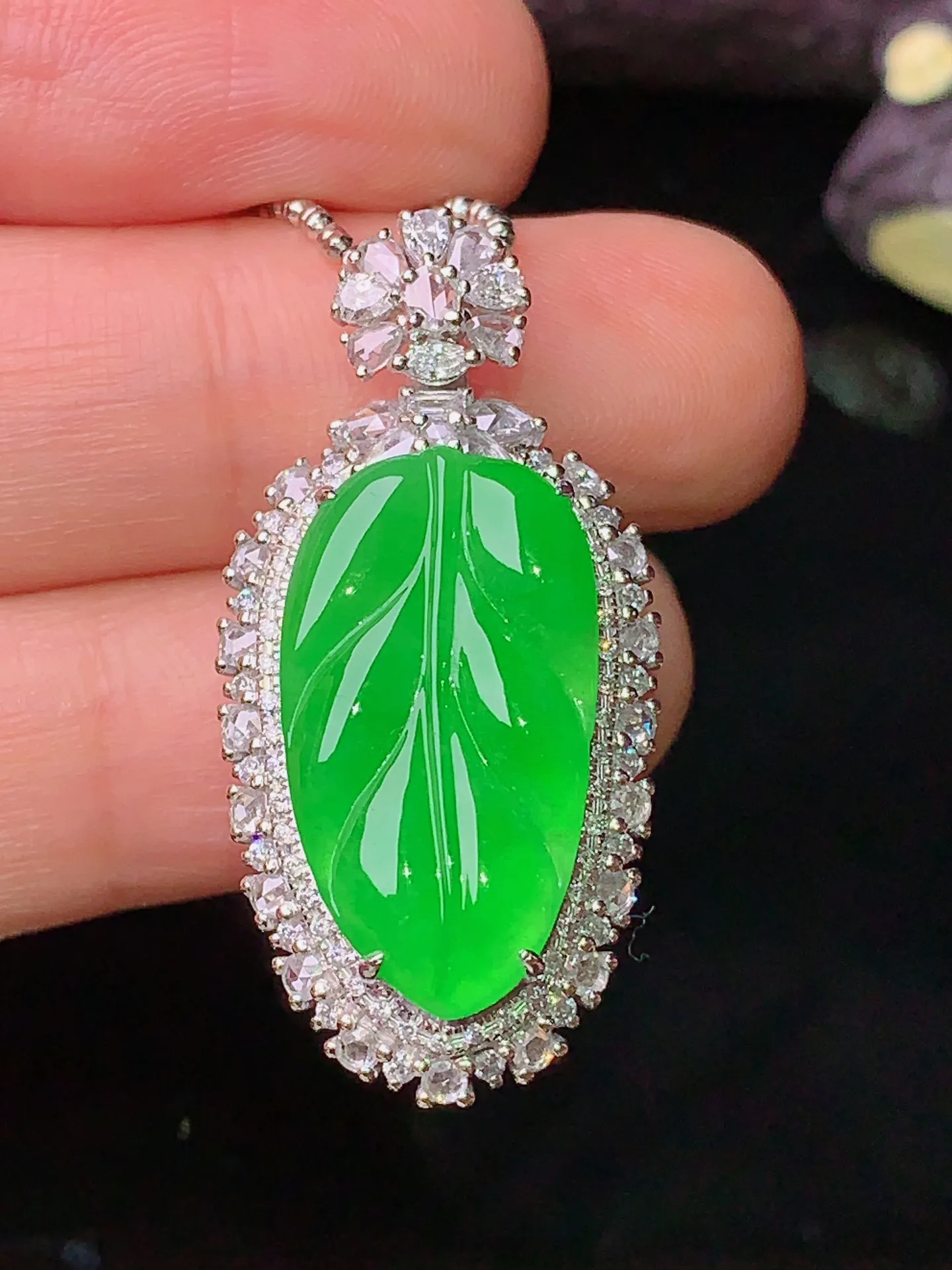 18k金钻镶嵌满绿树叶吊坠 玉质细腻 色泽清新艳丽 整体尺寸33.2*16.7*11.2