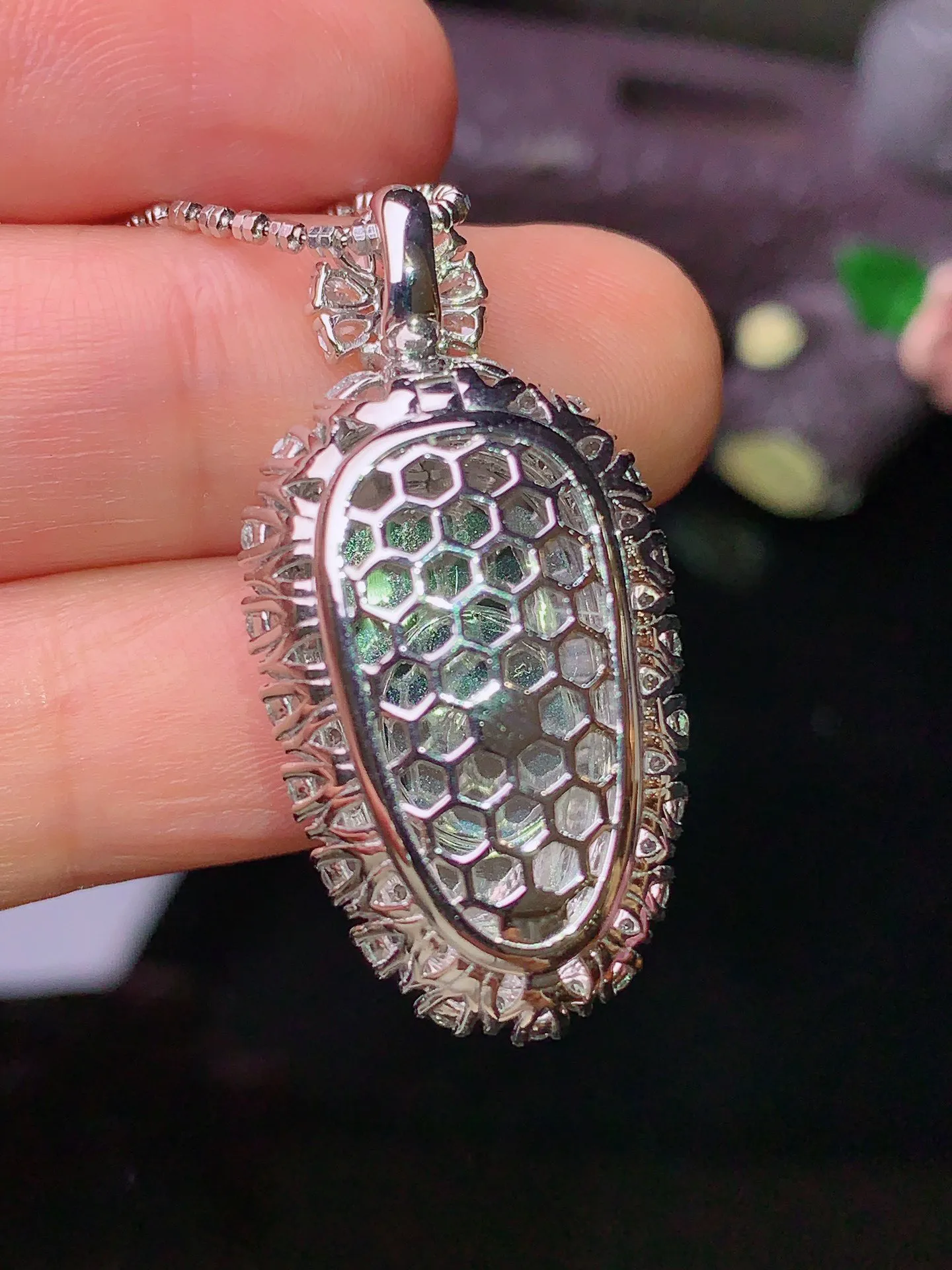 18k金钻镶嵌满绿树叶吊坠 玉质细腻 色泽清新艳丽 整体尺寸33.2*16.7*11.2