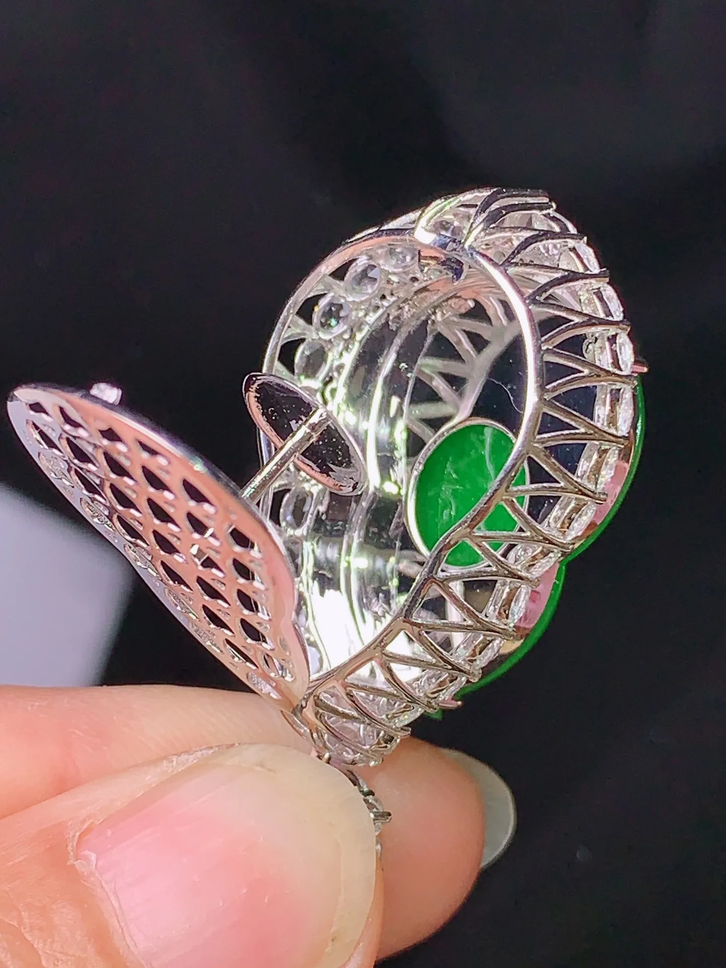 18k金钻镶嵌满绿葫芦吊坠 玉质细腻 色泽清新艳丽  整体尺寸39*21.5*12.5