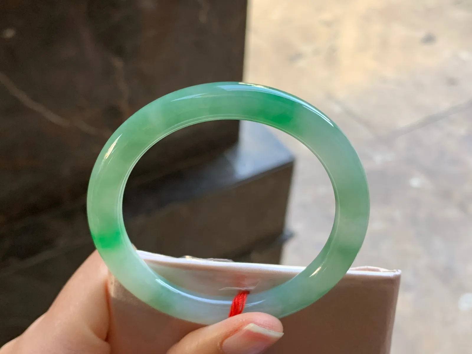 51-8

阳绿色圆条手镯^_^颜色好看